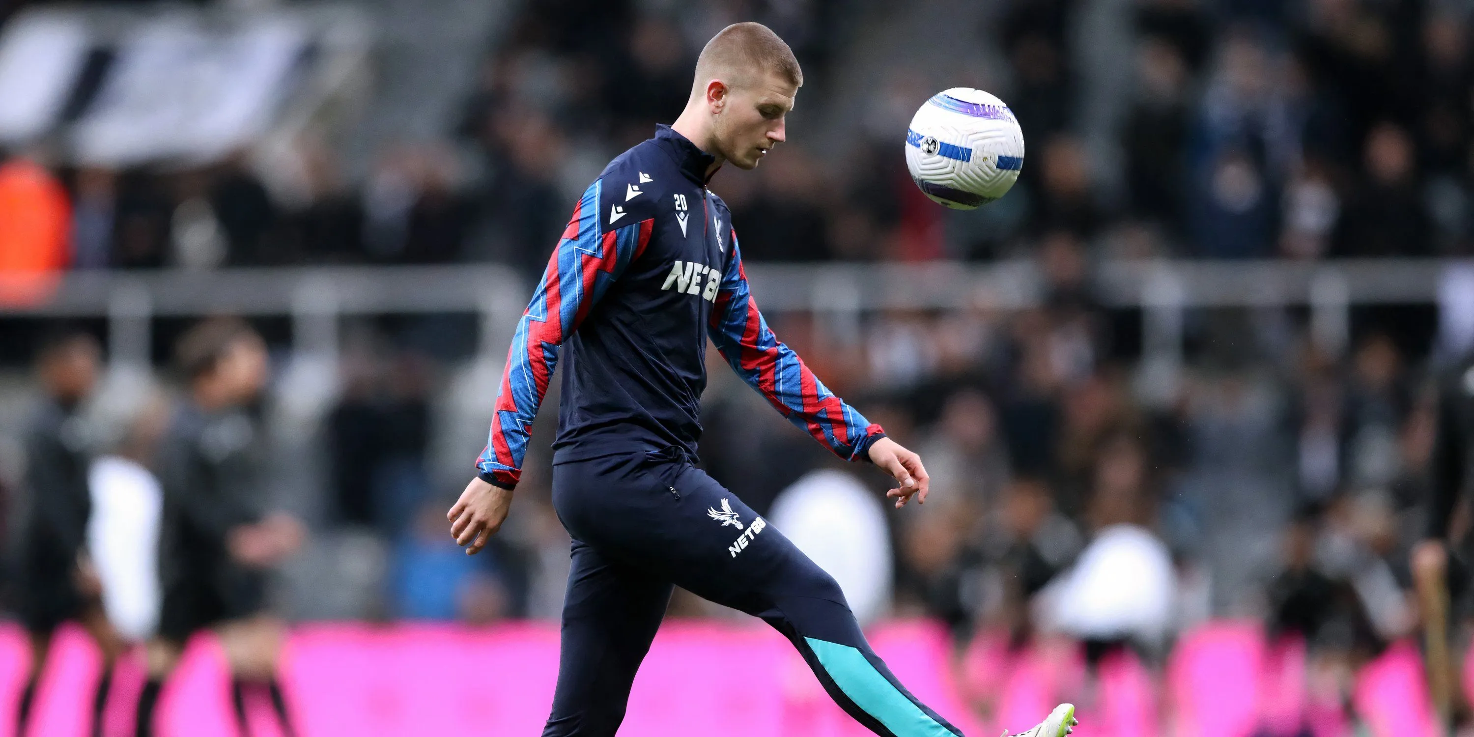 Adam Wharton thể hiện khả năng kiểm soát bóng ấn tượng trong màu áo Crystal Palace