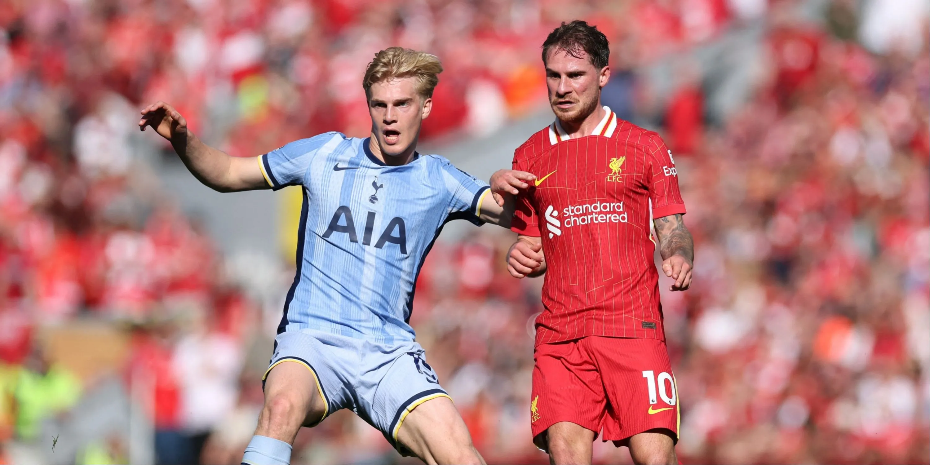 Alexis Mac Allister tranh chấp bóng với Lucas Bergvall của Tottenham