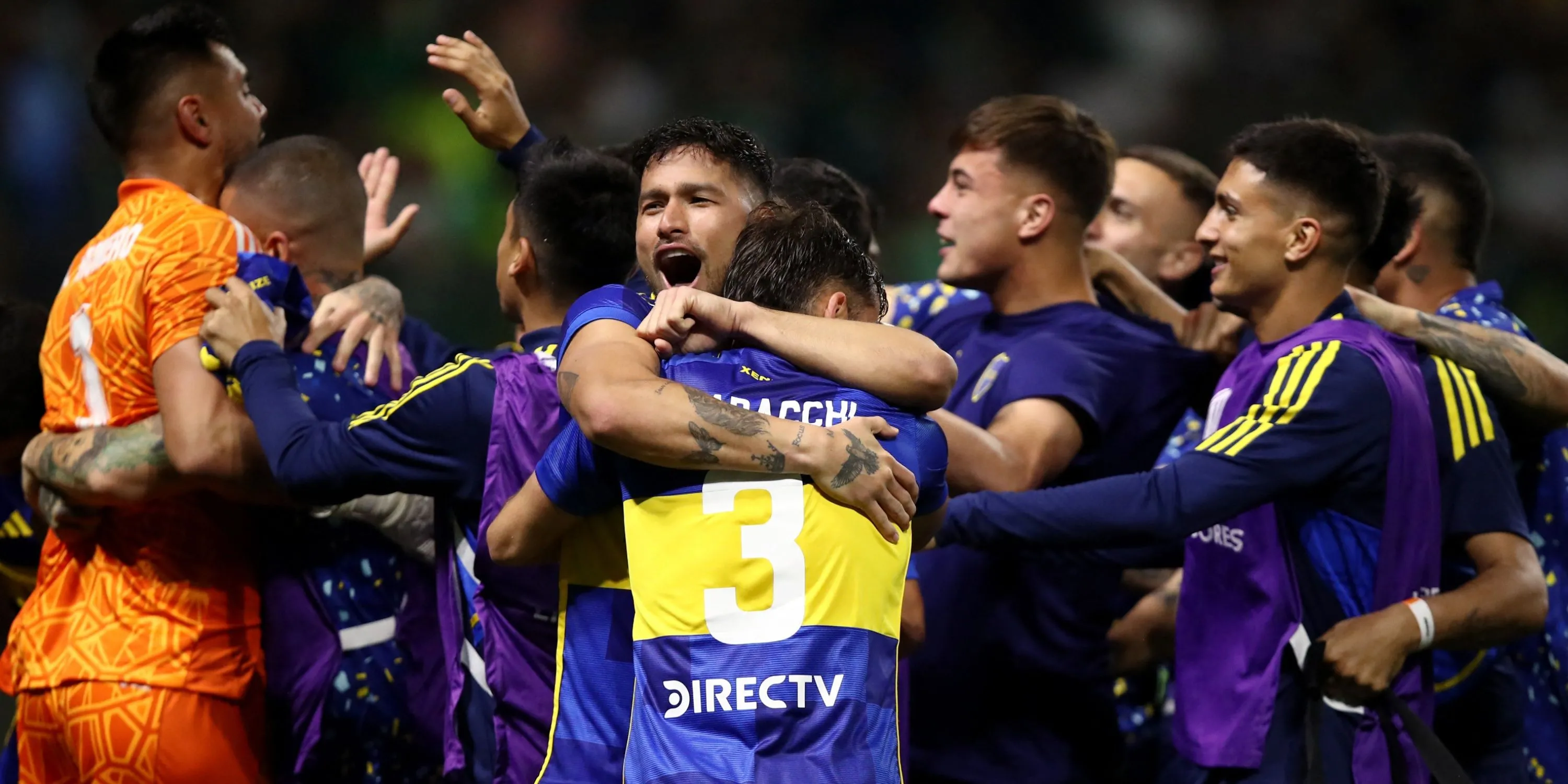 Các cầu thủ Boca Juniors ăn mừng bàn thắng cùng đồng đội