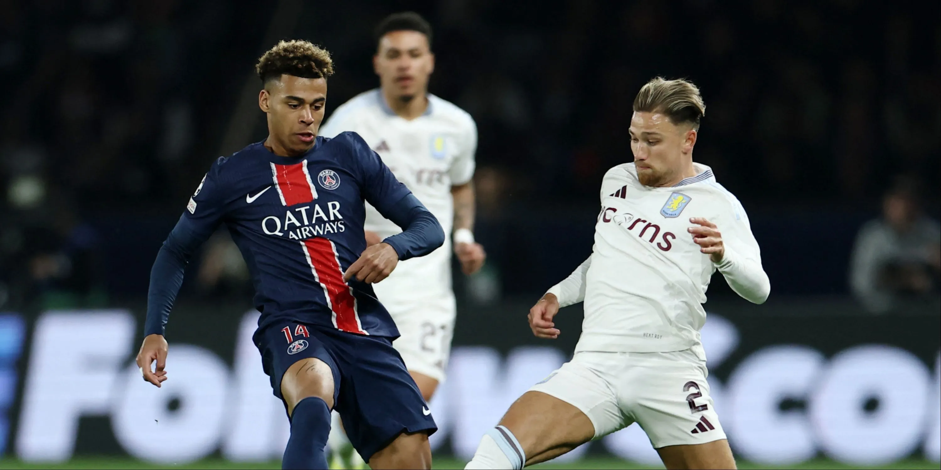 Desire Doue thể hiện kỹ năng đi bóng trước sự truy cản của cầu thủ Aston Villa