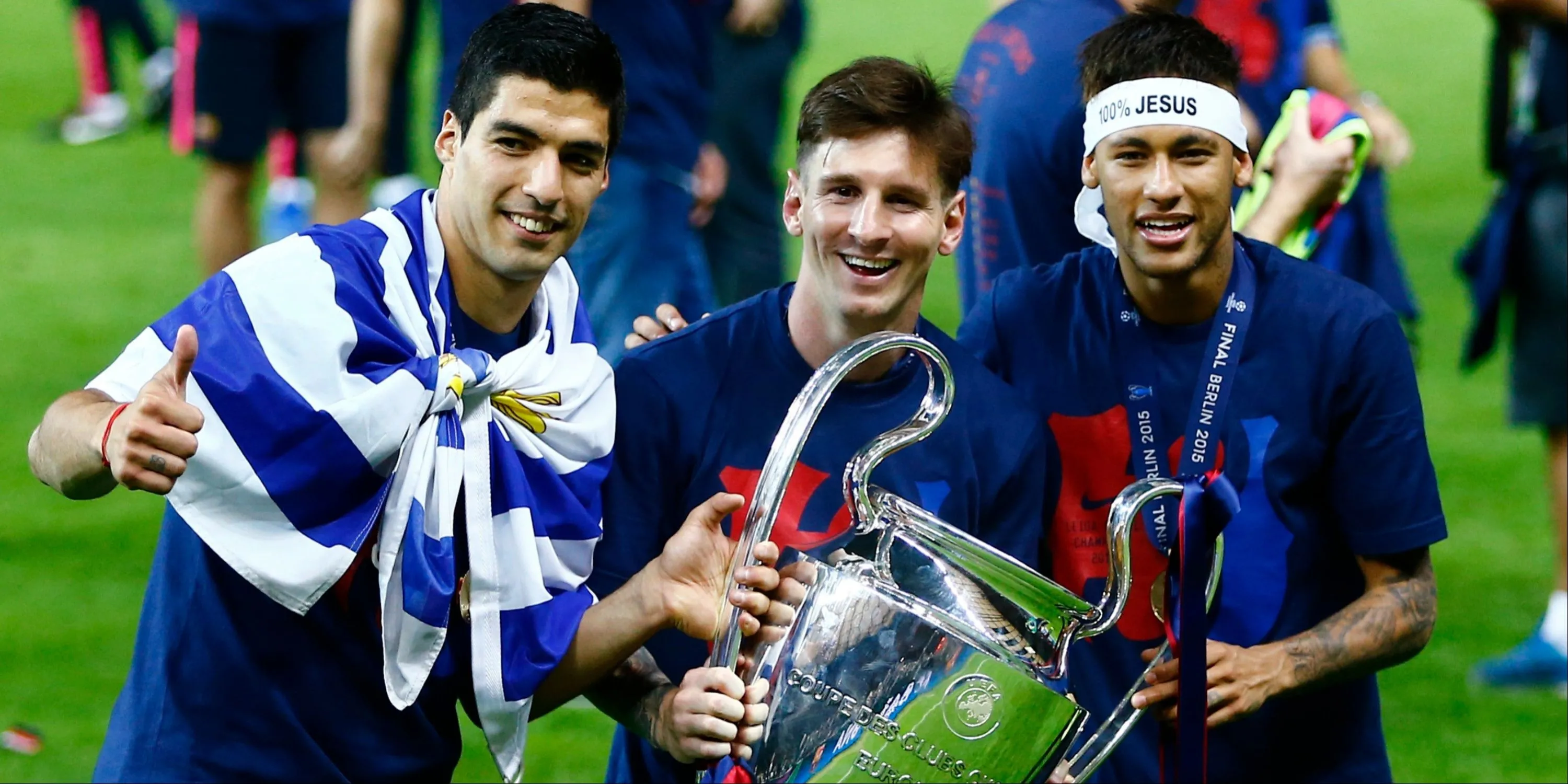Đội hình Barcelona ăn mừng chiến thắng tại Camp Nou