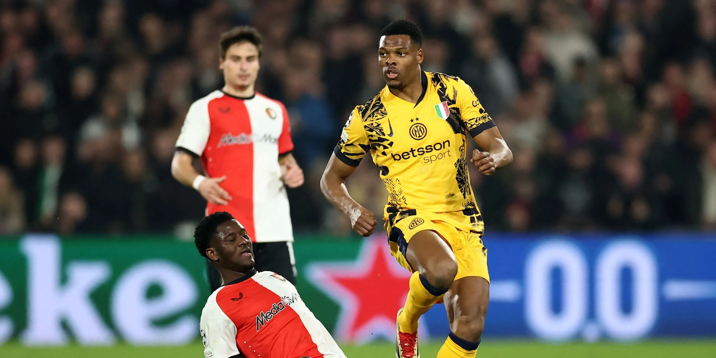 Hậu vệ Denzel Dumfries (Inter Milan) trong pha tranh chấp với Ibrahim Osman (Feyenoord)