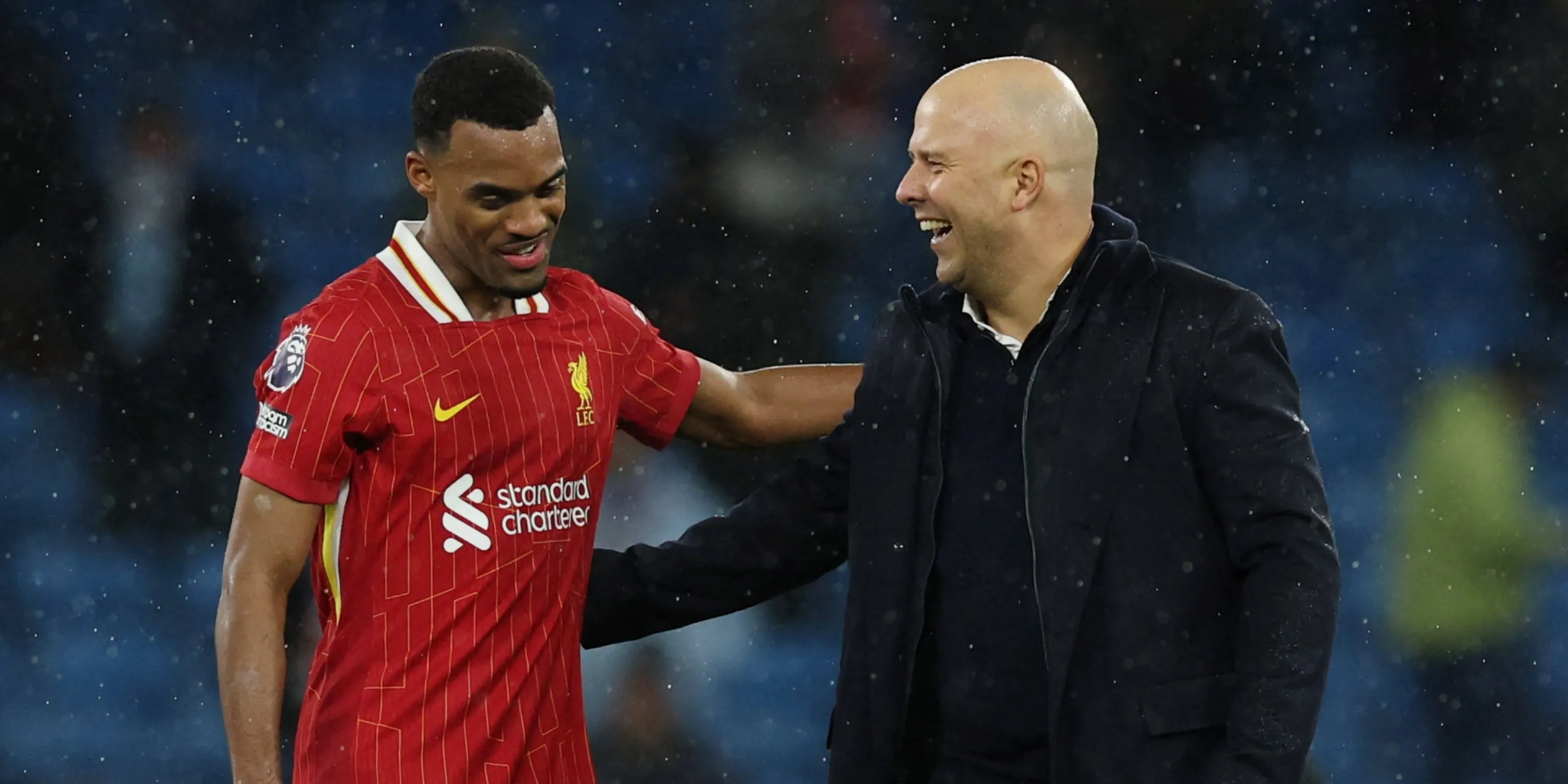 HLV Arne Slot trao đổi chiến thuật với Ryan Gravenberch tại Liverpool