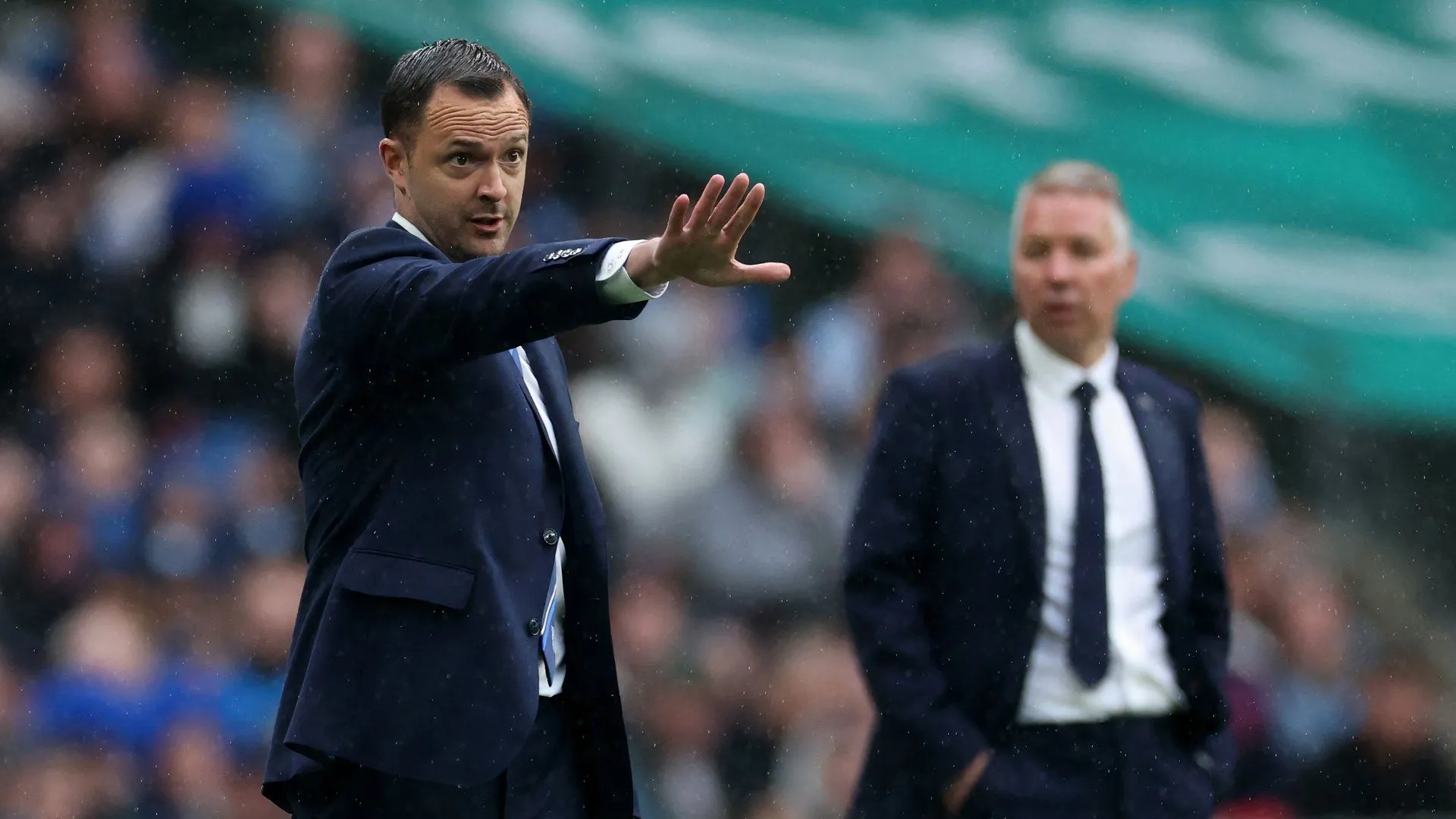 HLV Chris Davies của Birmingham City ăn mừng tại Wembley