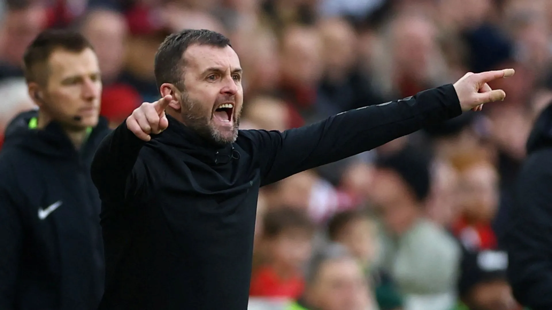 HLV Nathan Jones đang chỉ đạo các cầu thủ Charlton Athletic trên sân tập