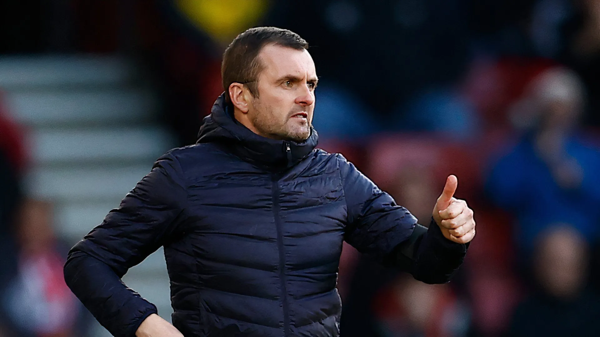 HLV Nathan Jones tỏ ra trầm ngâm trên băng ghế huấn luyện của Charlton