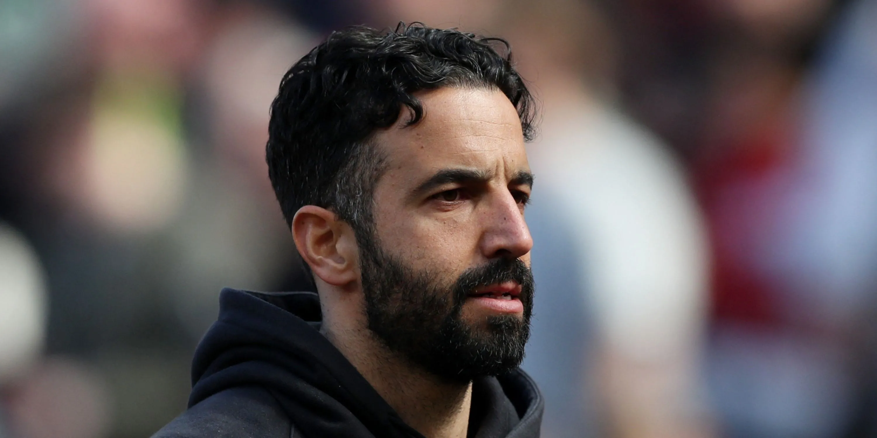 HLV Ruben Amorim quan sát trận đấu của Man Utd