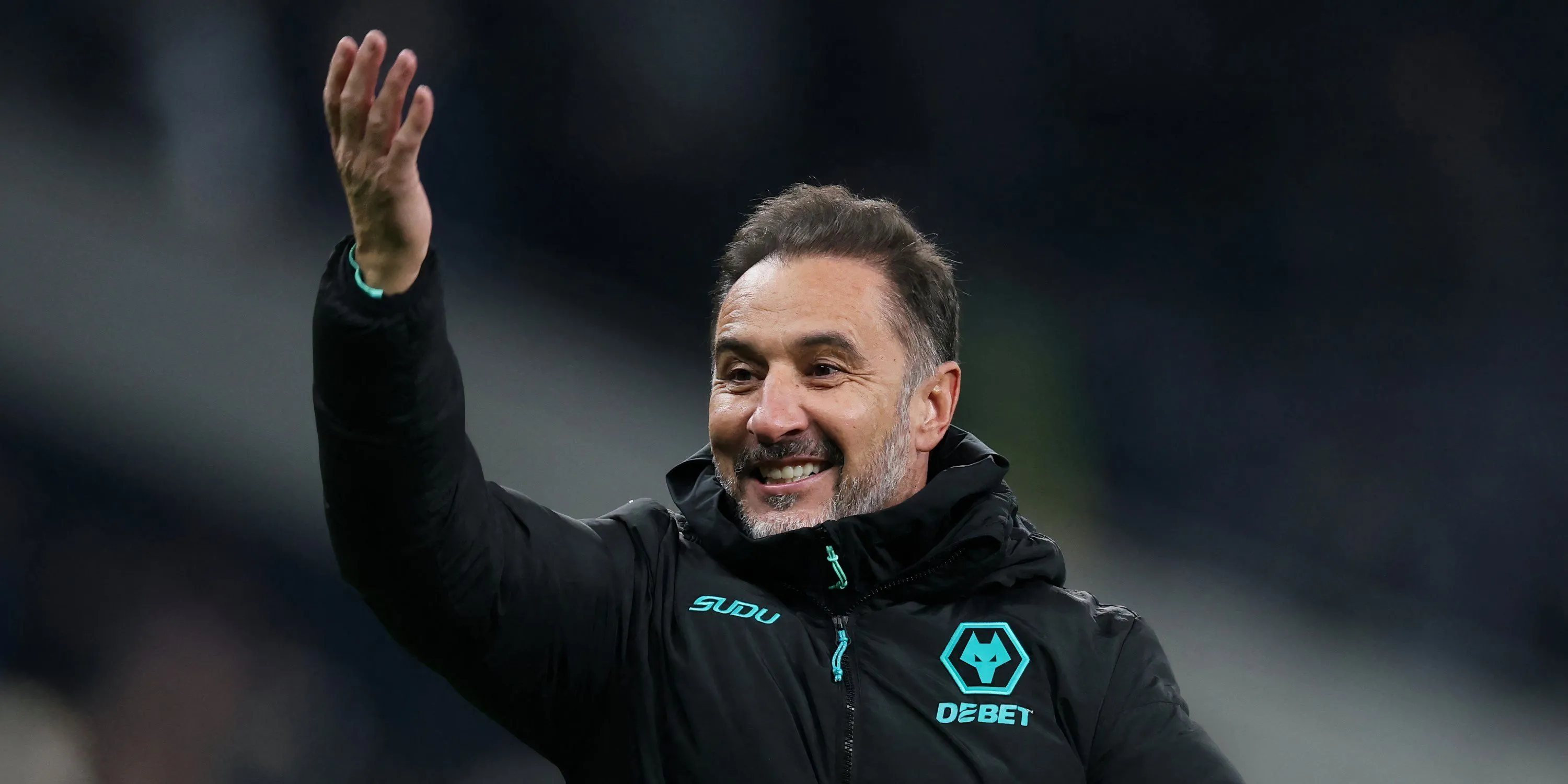 HLV Vitor Pereira đang chỉ đạo chiến thuật cho các cầu thủ Wolves