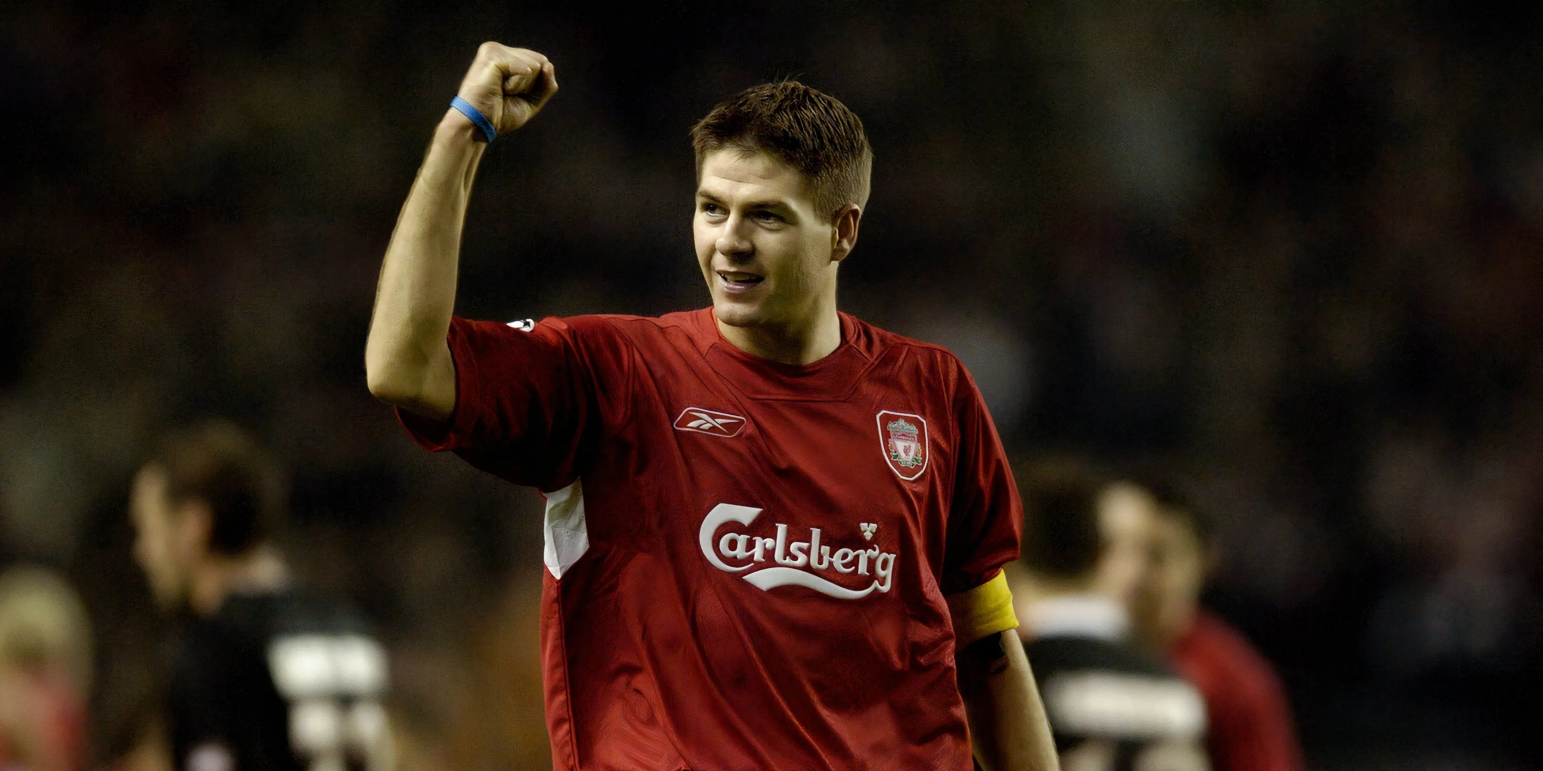 Huyền thoại Liverpool Steven Gerrard trong một trận đấu Champions League