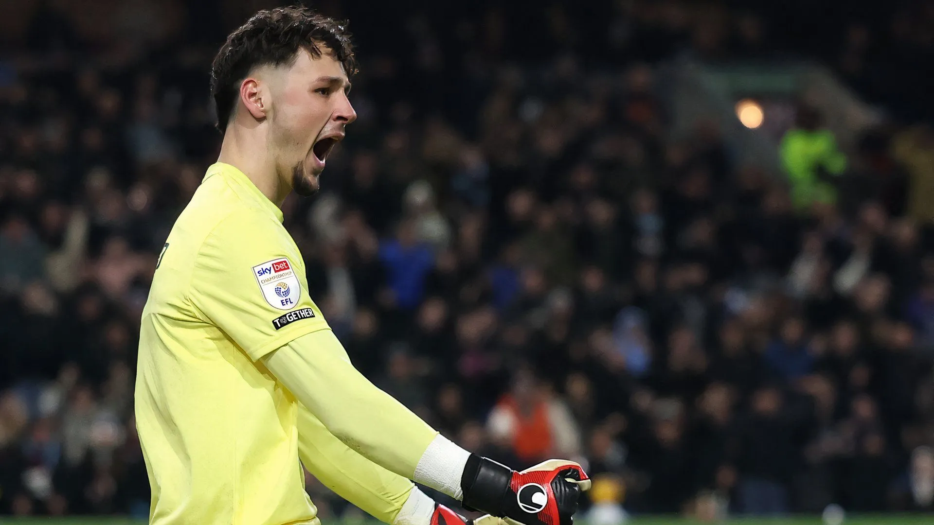 James Trafford ăn mừng pha cản phá phạt đền cho Burnley trong trận gặp Sunderland