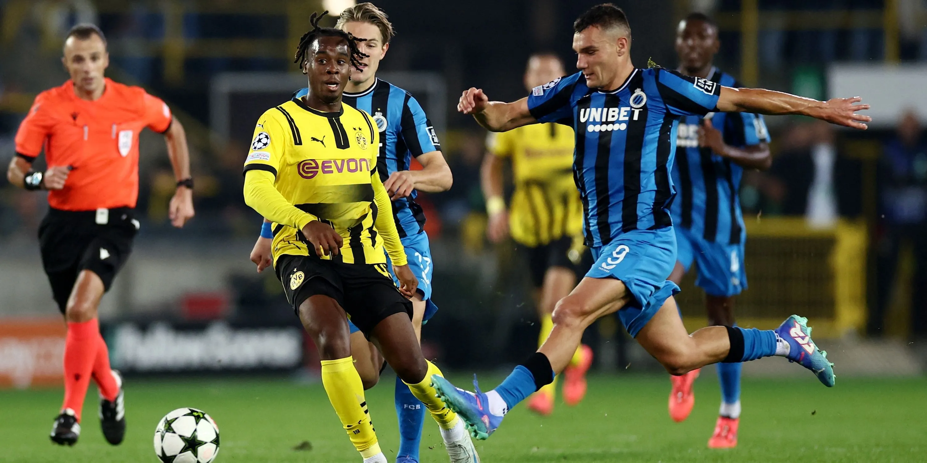 Jamie Bynoe-Gittens (Dortmund) tranh chấp với Ferran Jutgla (Club Brugge) tại Champions League