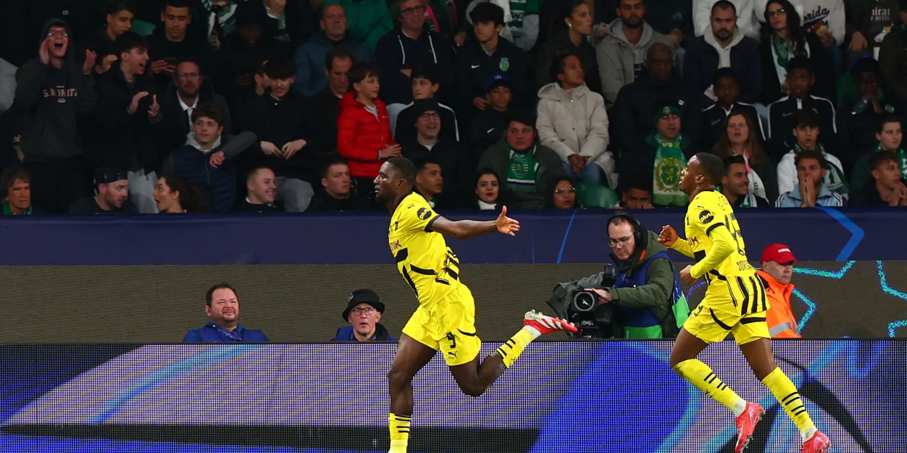 Jamie Gittens thể hiện kỹ năng rê dắt bóng trong màu áo Borussia Dortmund
