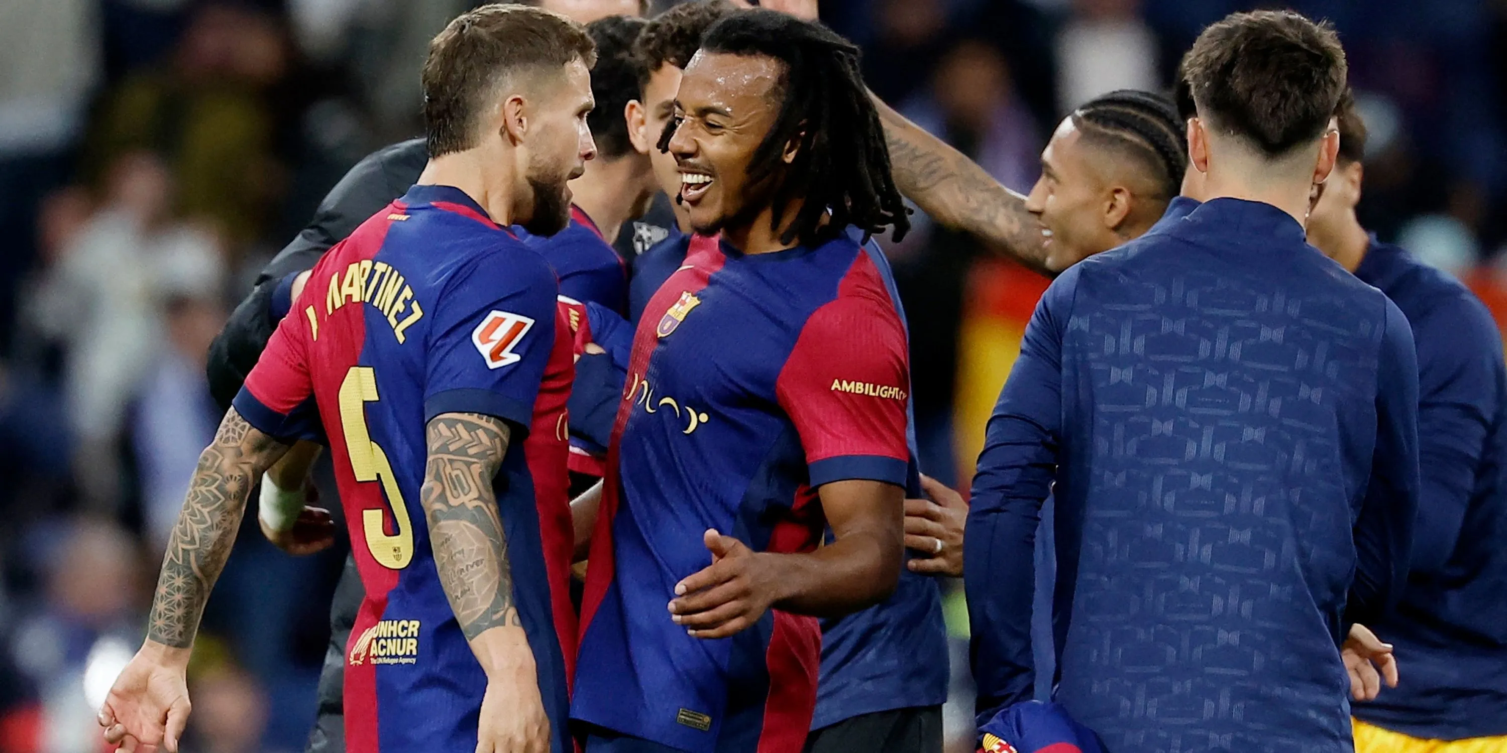 Jules Kounde (phải) ăn mừng cùng Inigo Martinez - trung vệ quan trọng của Barcelona