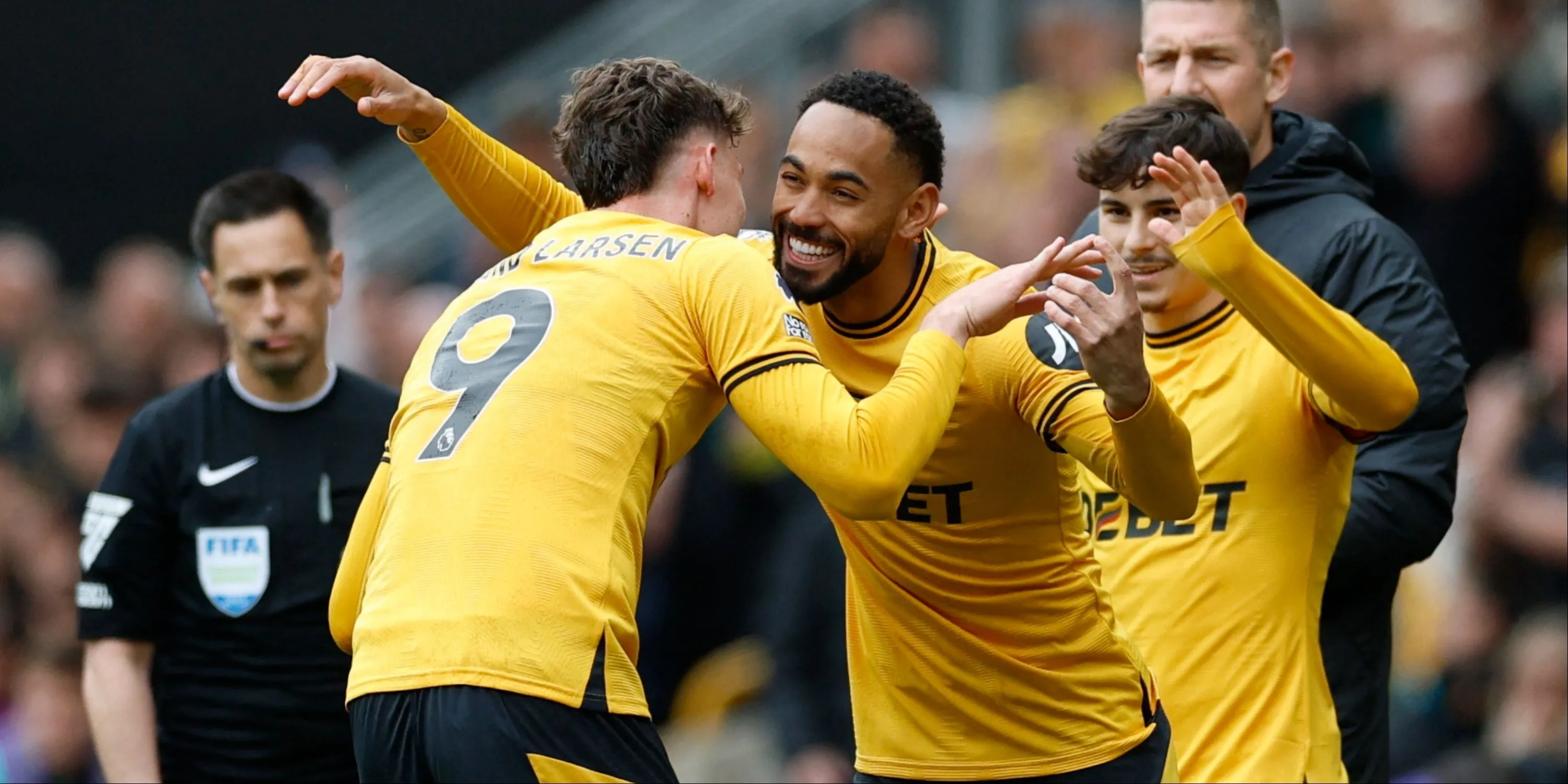 Matheus Cunha trong màu áo Wolves đối đầu với Jorgen Strand Larsen của Celta Vigo