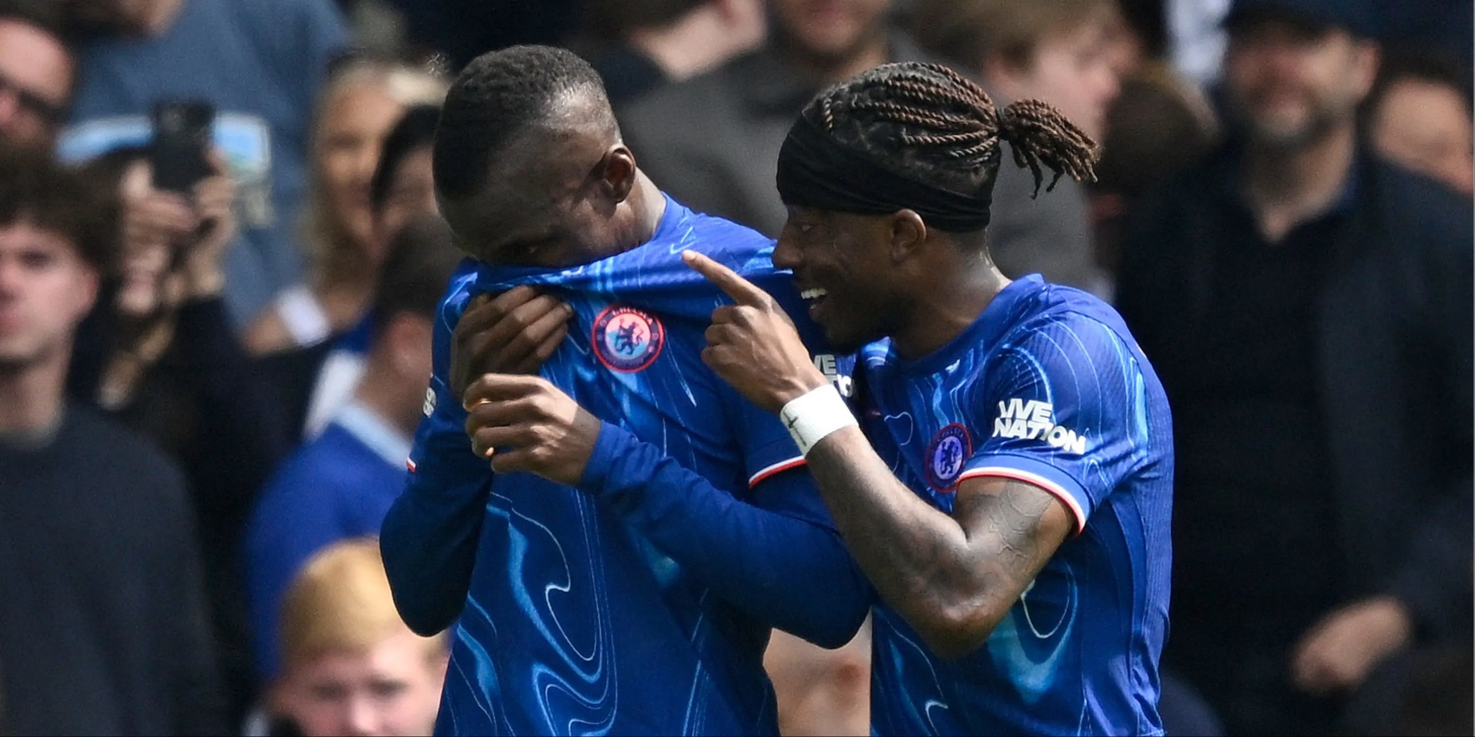 Noni Madueke đi bóng trong trận Chelsea gặp Everton tại Premier League