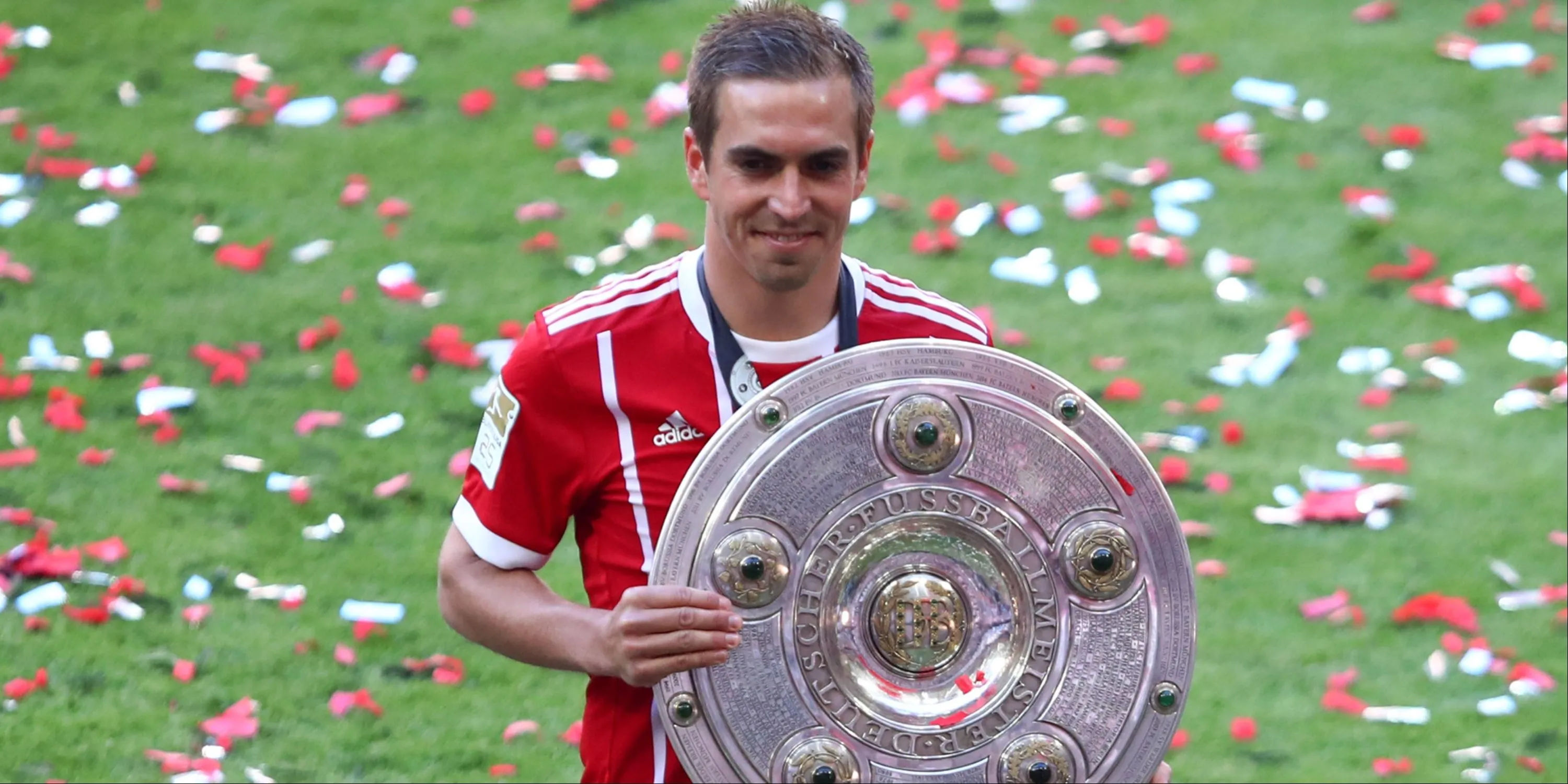 Philipp Lahm nâng cao đĩa bạc Bundesliga cùng Bayern Munich