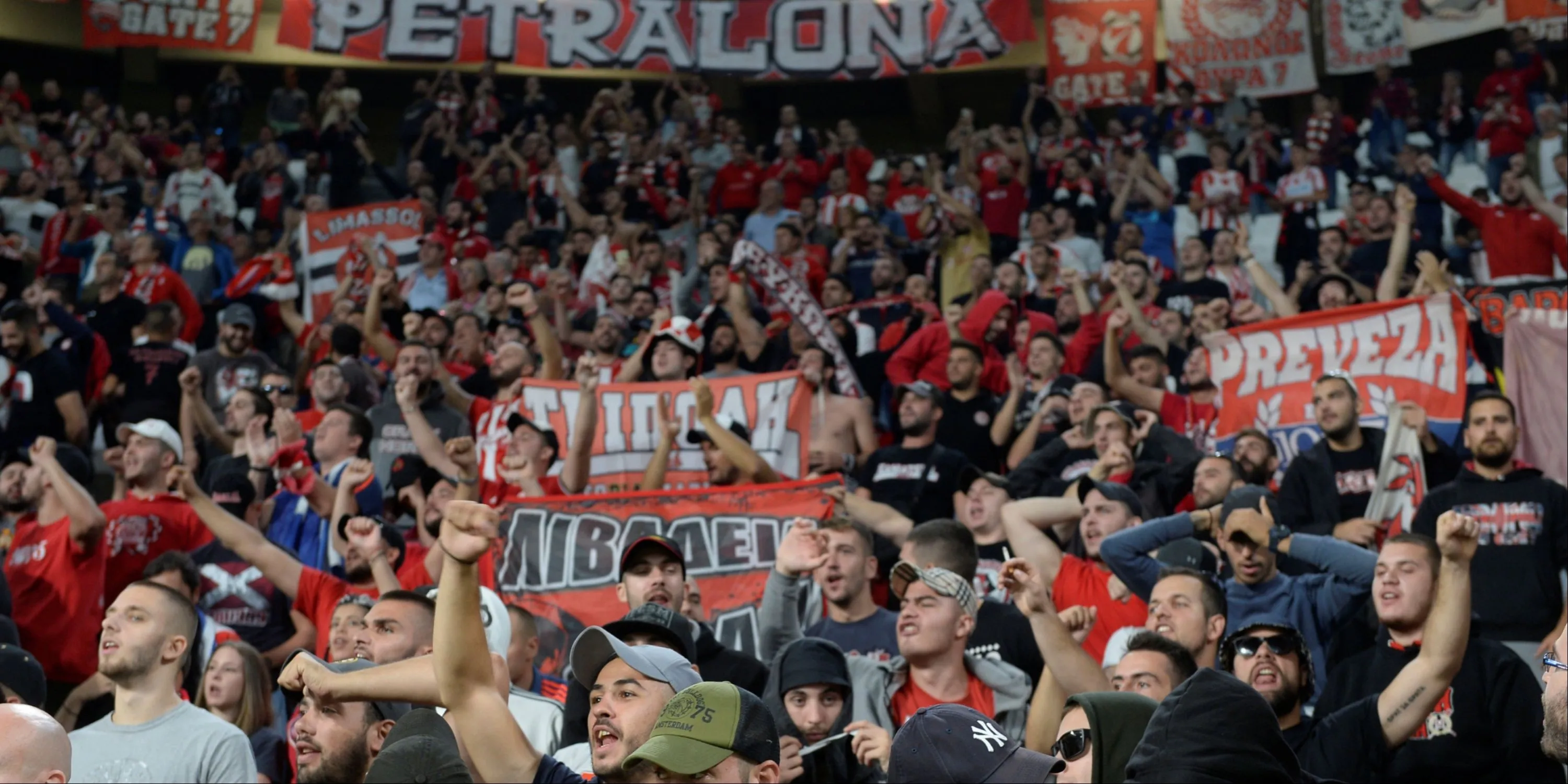 Sân vận động Karaiskakis của Olympiacos rực lửa