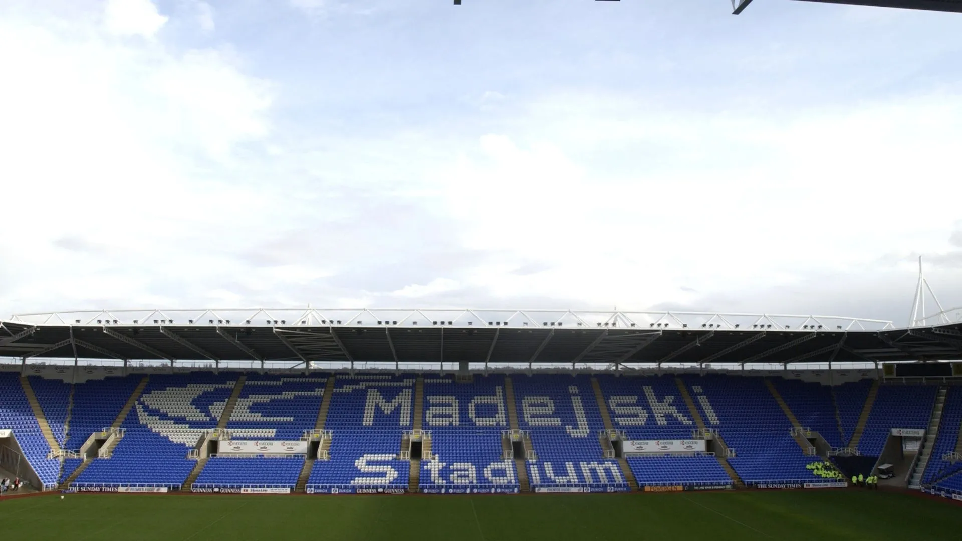 Sân vận động Madejski của Reading FC - Tương lai CLB phụ thuộc vào việc đổi chủ