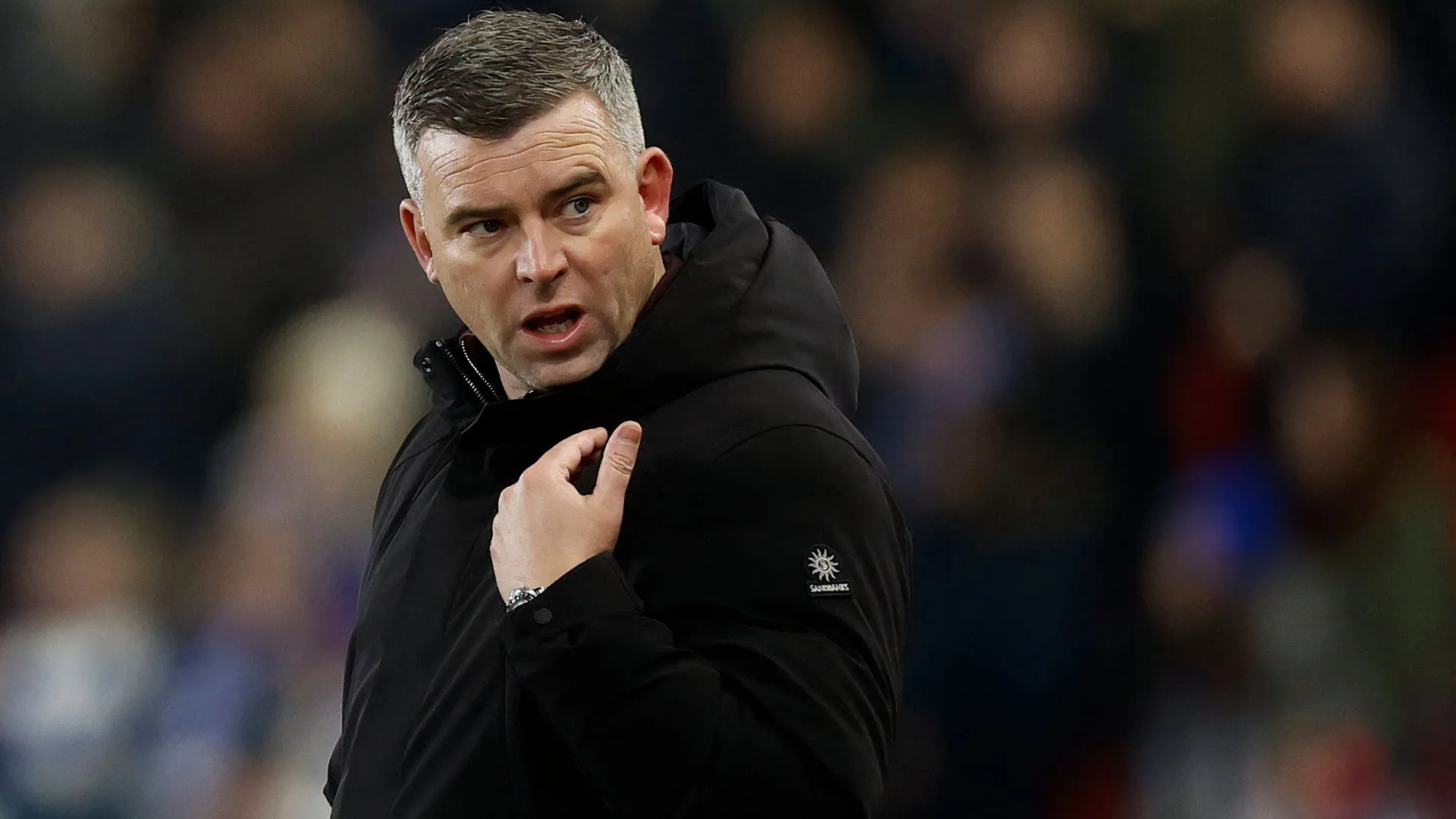 Steven Schumacher chỉ đạo các cầu thủ Stoke City trong một trận đấu trước khi chuyển đến Bolton