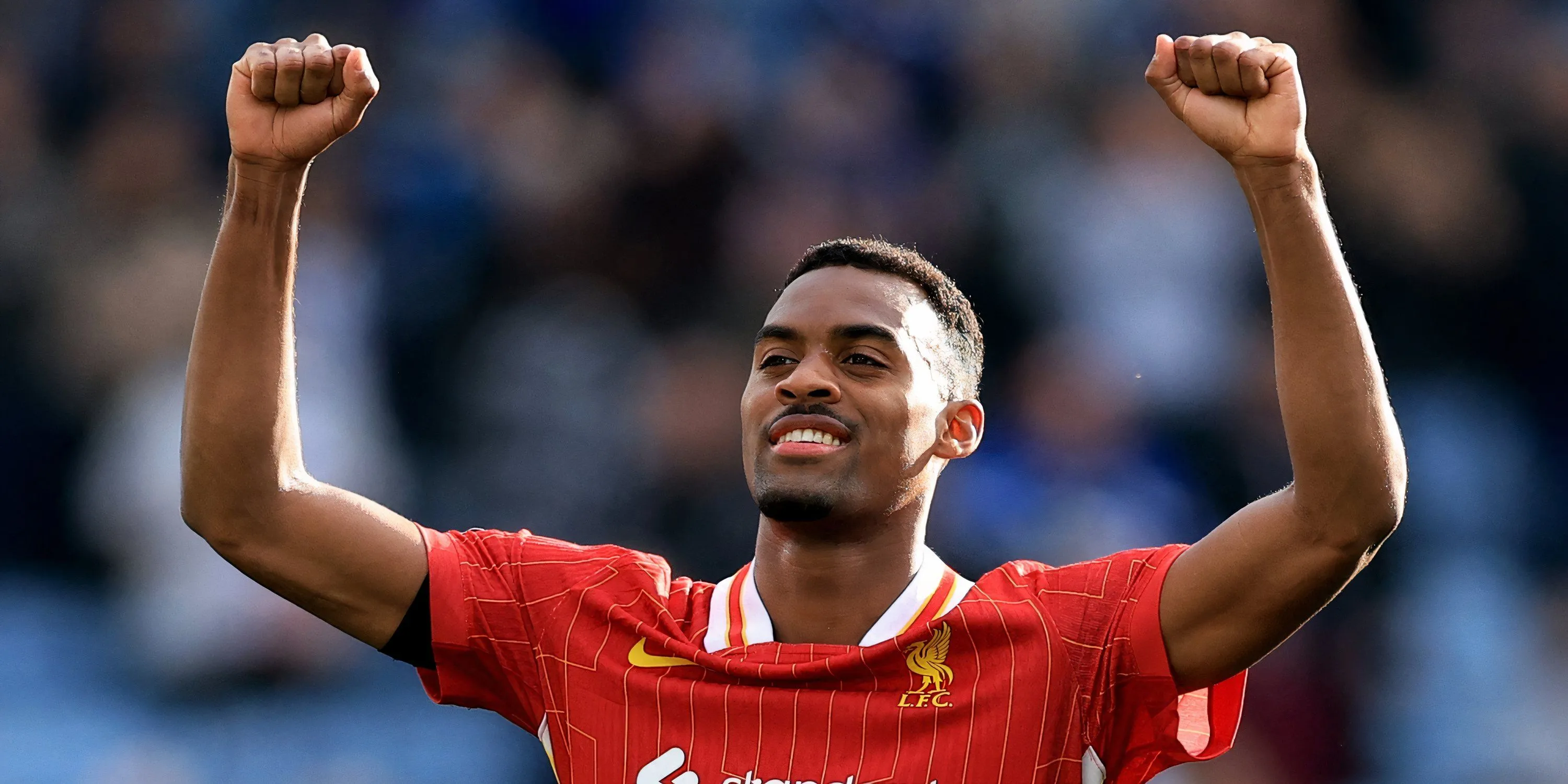 Tiền vệ Ryan Gravenberch của Liverpool trong một pha xử lý bóng mùa giải 2024/25