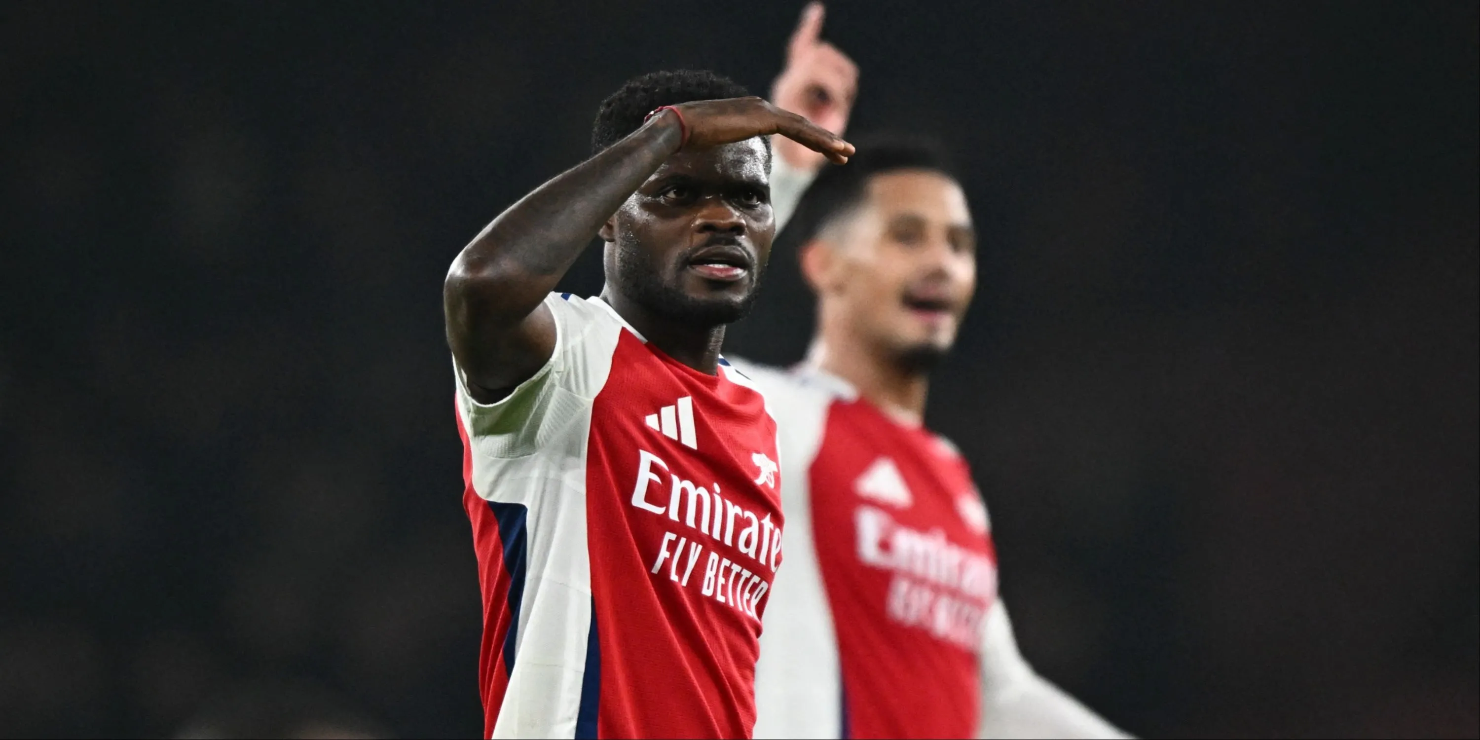 Tiền vệ Thomas Partey của Arsenal đang thi đấu trên sân