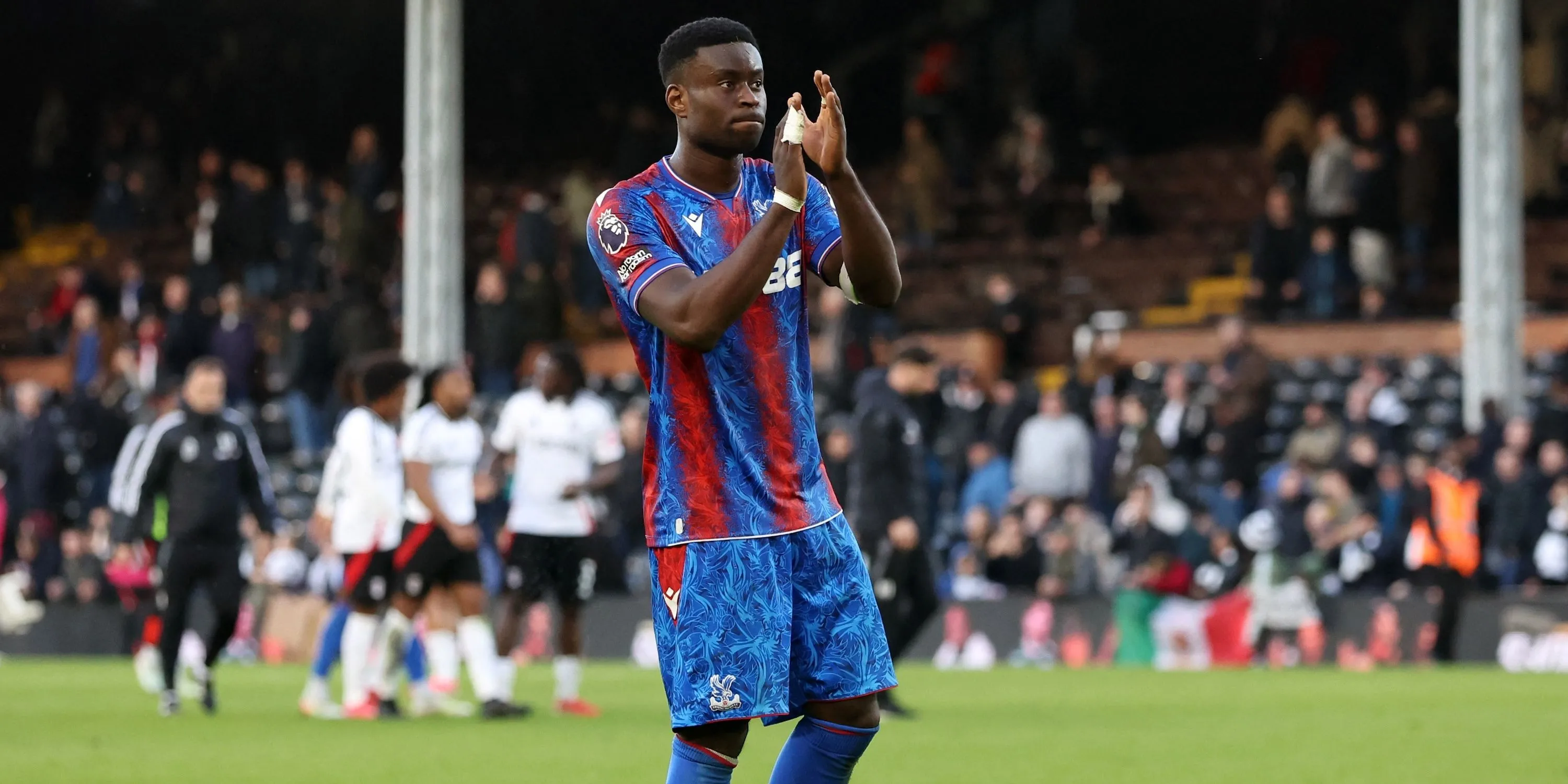 Trung vệ Marc Guehi ăn mừng trong màu áo Crystal Palace