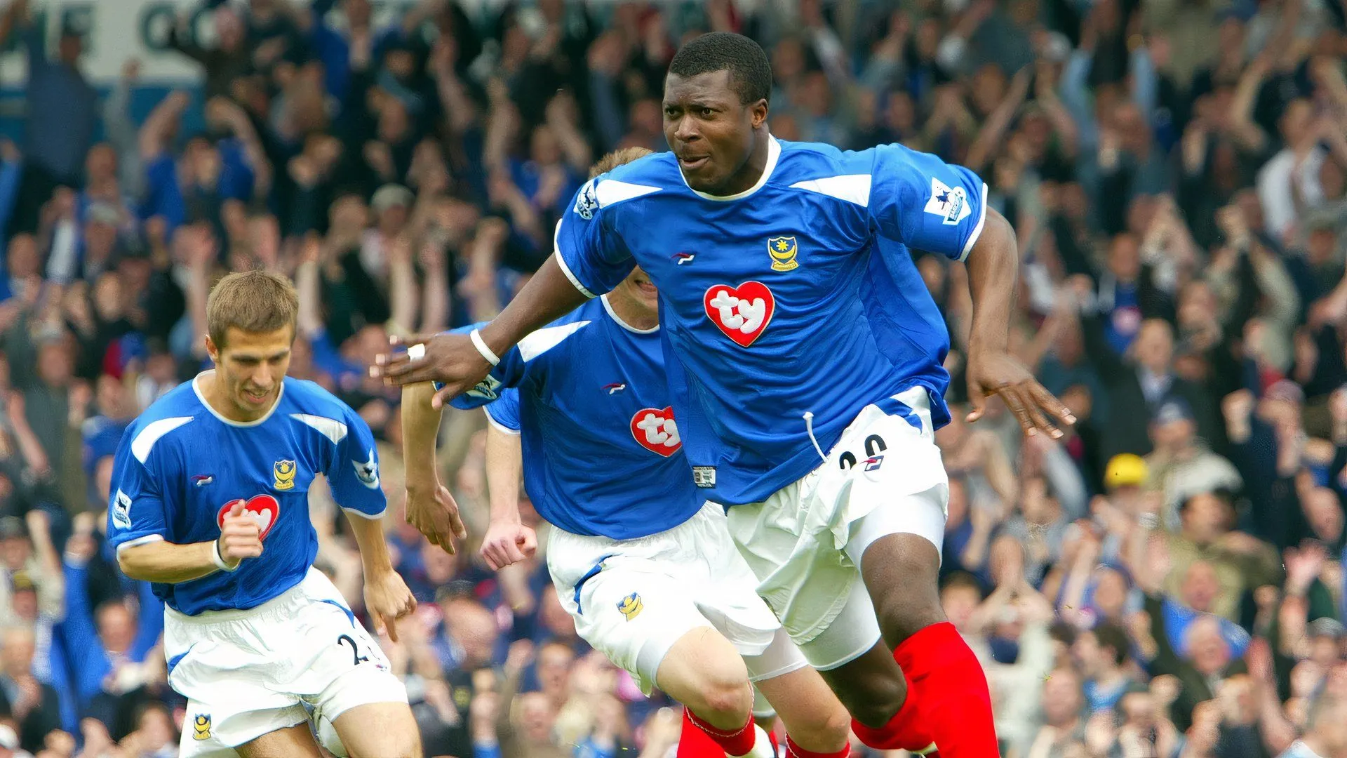 Yakubu thi đấu cho Portsmouth tại Ngoại hạng Anh, thể hiện sức mạnh và khả năng săn bàn