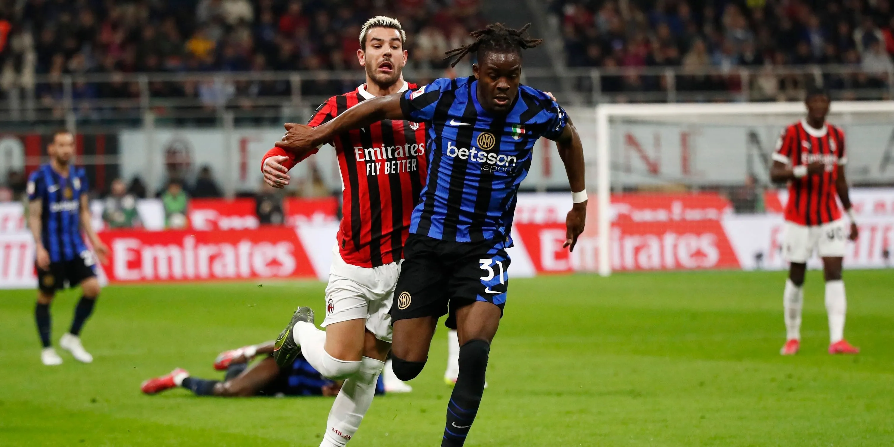 Yann Bisseck (Inter Milan) tranh chấp với Theo Hernandez (AC Milan)