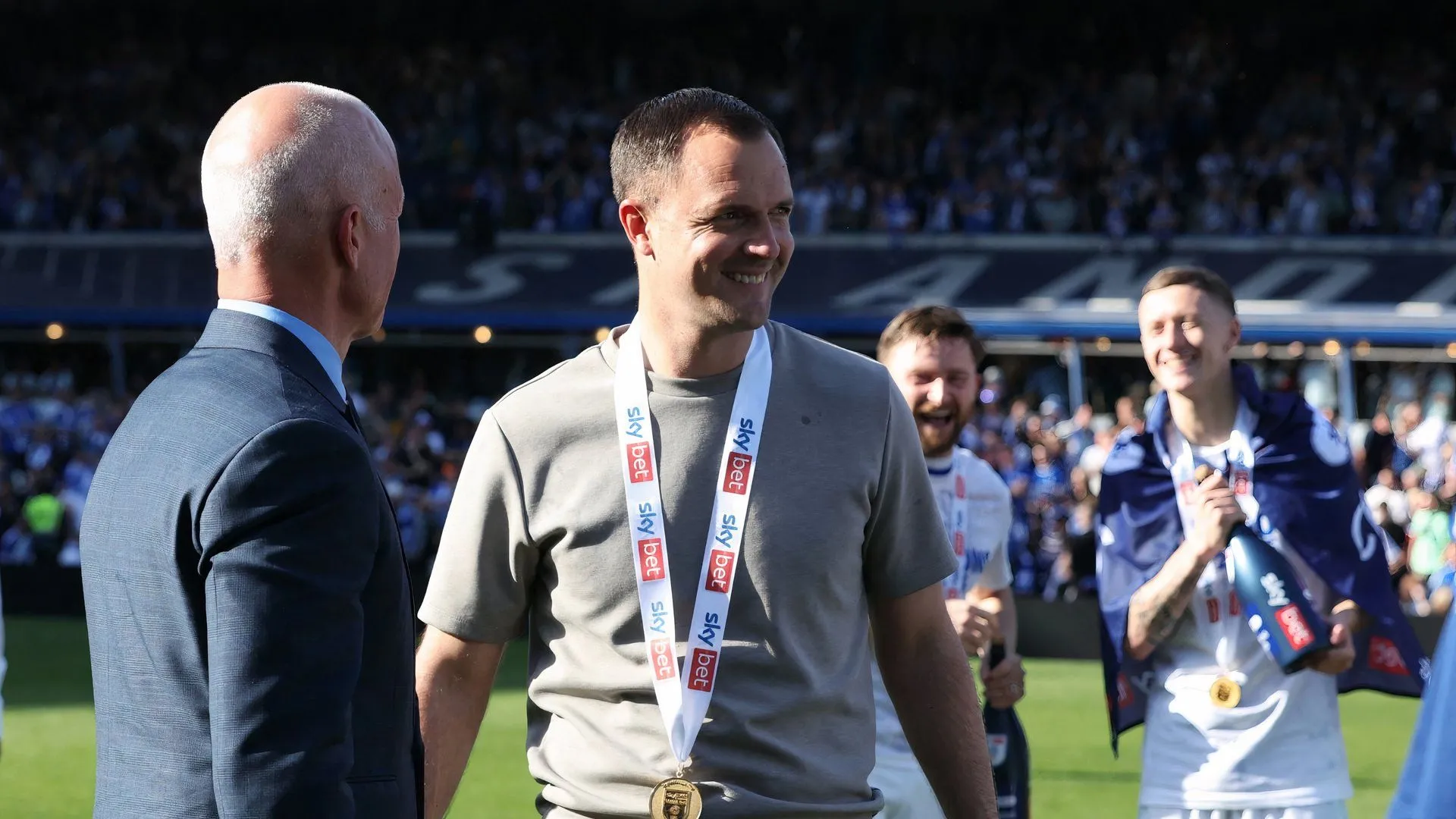 Ảnh: HLV Chris Davies và Chủ tịch Tom Wagner của Birmingham City thảo luận.
