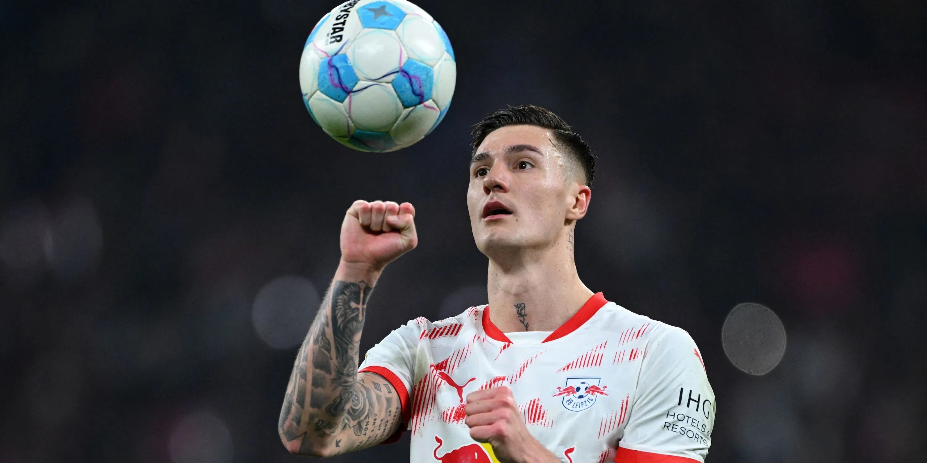 Benjamin Sesko của RB Leipzig chuẩn bị thực hiện quả phạt đền, tiền đạo trẻ tiềm năng cho Liverpool