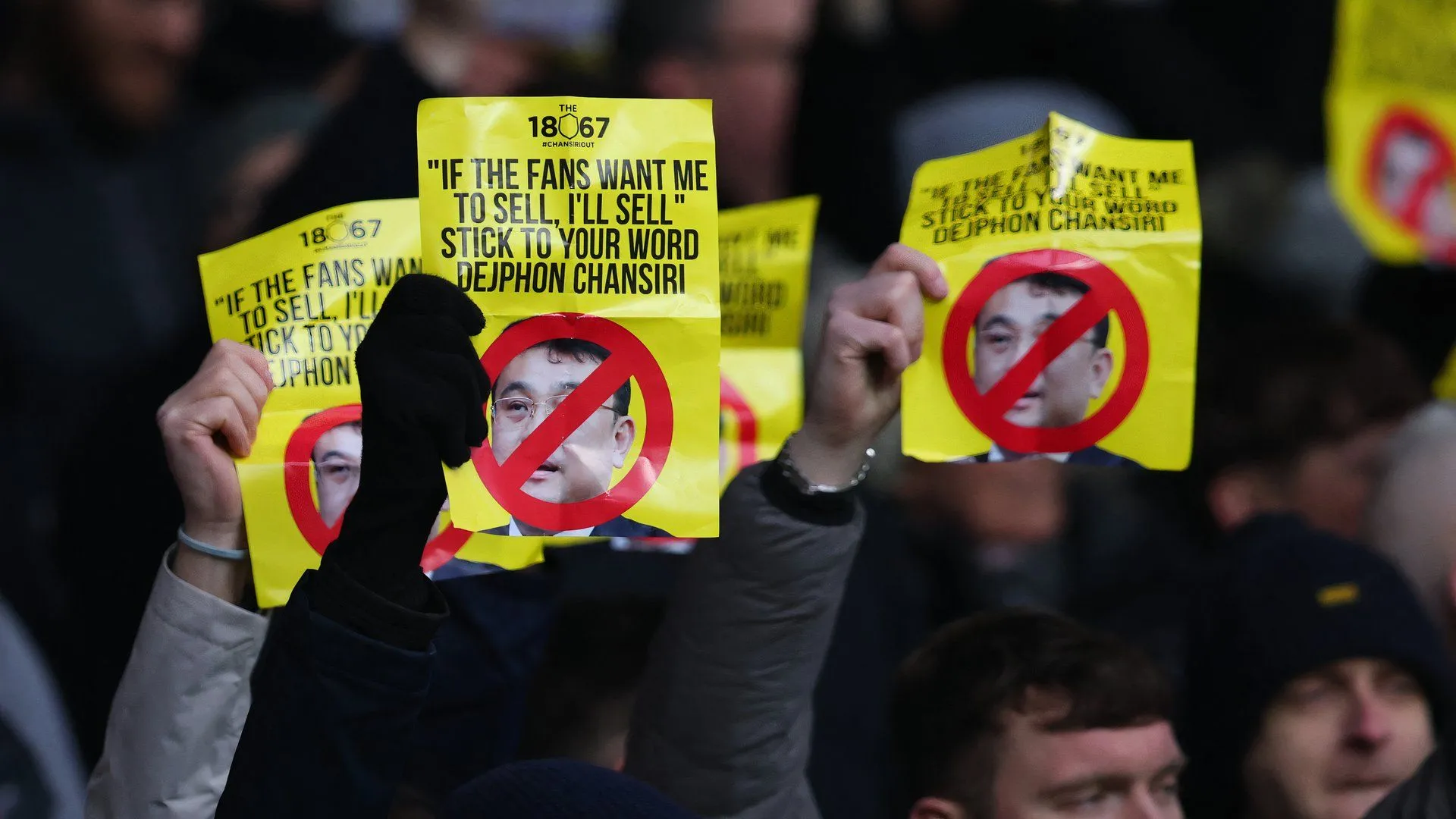 Chủ tịch Dejphon Chansiri của Sheffield Wednesday giữa lúc CĐV biểu tình