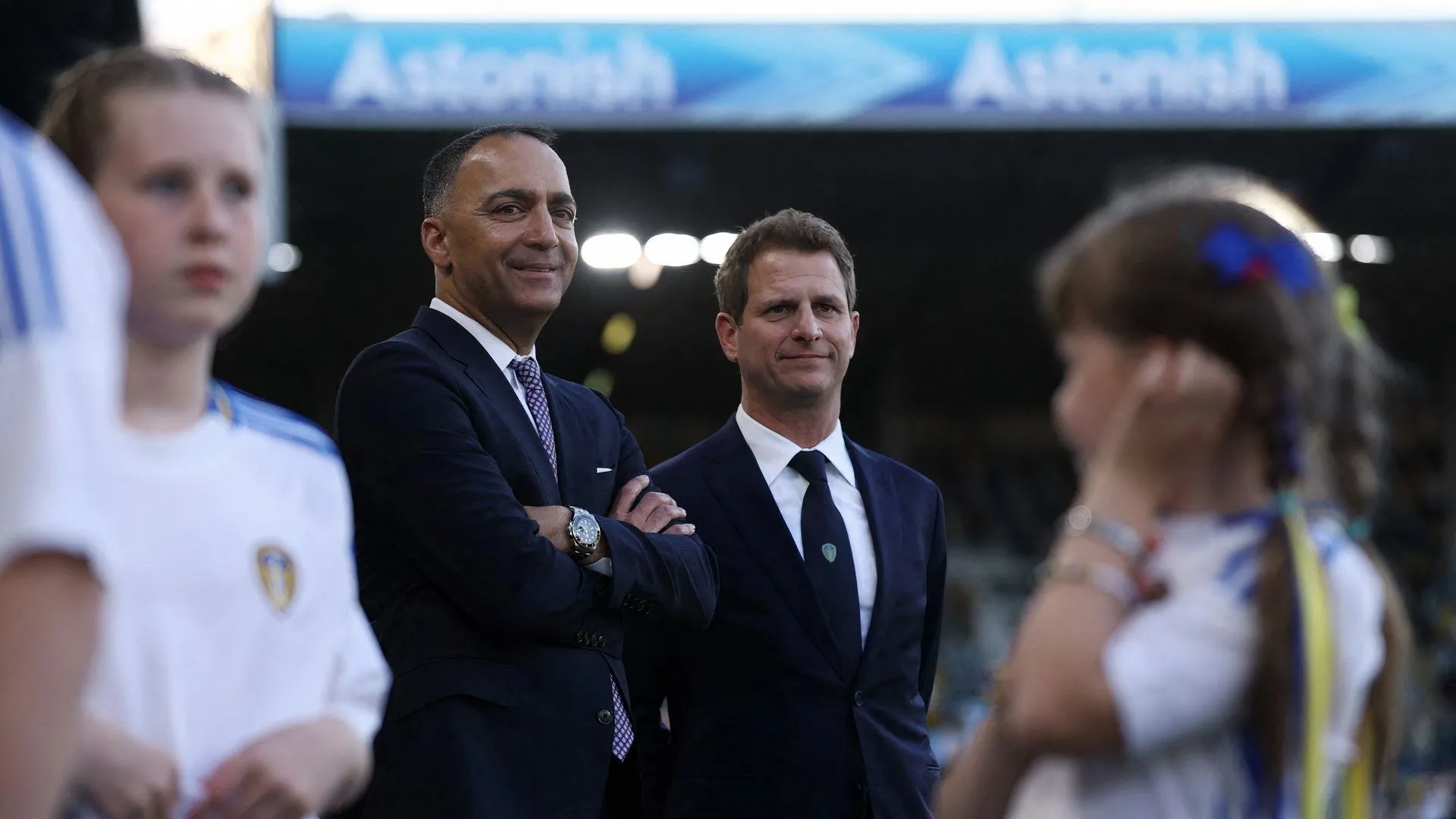 Chủ tịch Paraag Marathe của Leeds United theo dõi một trận đấu tại sân Elland Road