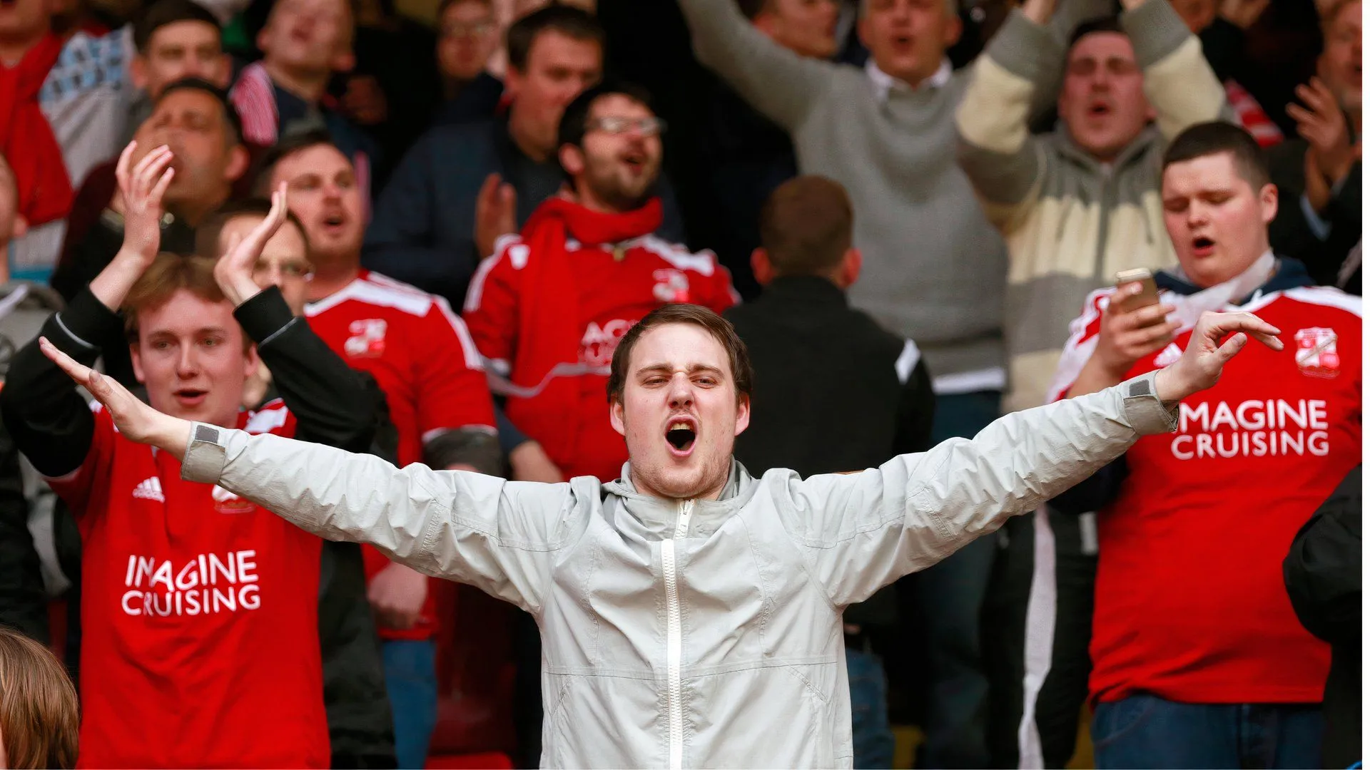 Cổ động viên Swindon Town hy vọng giữ chân được tài năng trẻ Botan Ameen