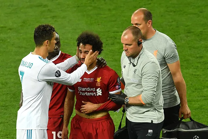 Cristiano Ronaldo an ủi Mohamed Salah sau chấn thương trong chung kết Champions League 2018