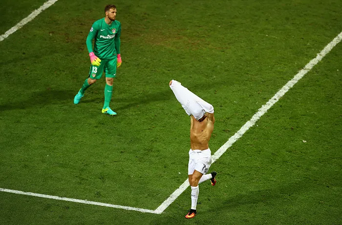 Cristiano Ronaldo cởi áo ăn mừng sau khi sút thành công quả penalty quyết định chung kết Champions League 2016