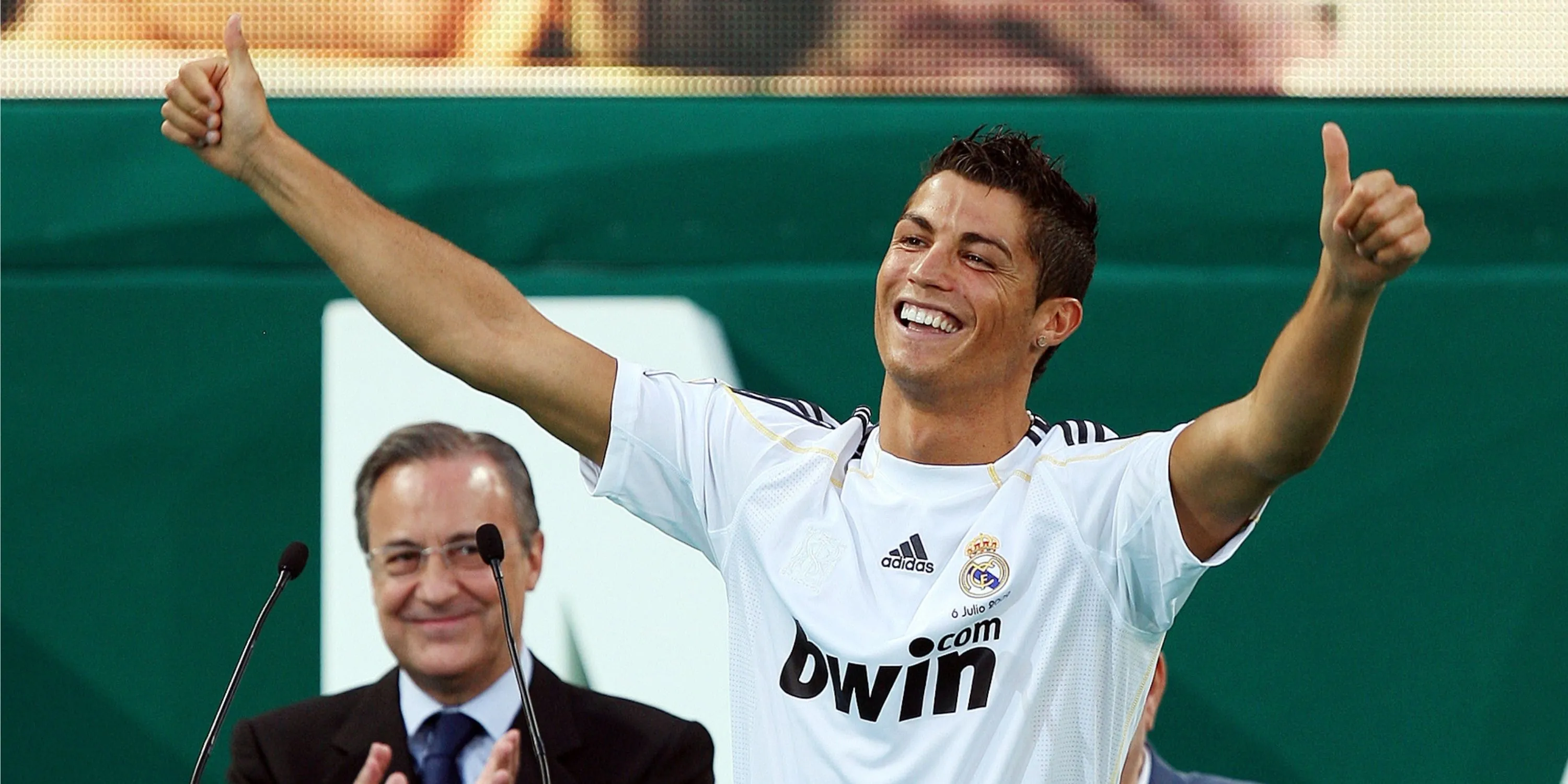 Cristiano Ronaldo giơ ngón cái chào người hâm mộ Real Madrid trong buổi ra mắt
