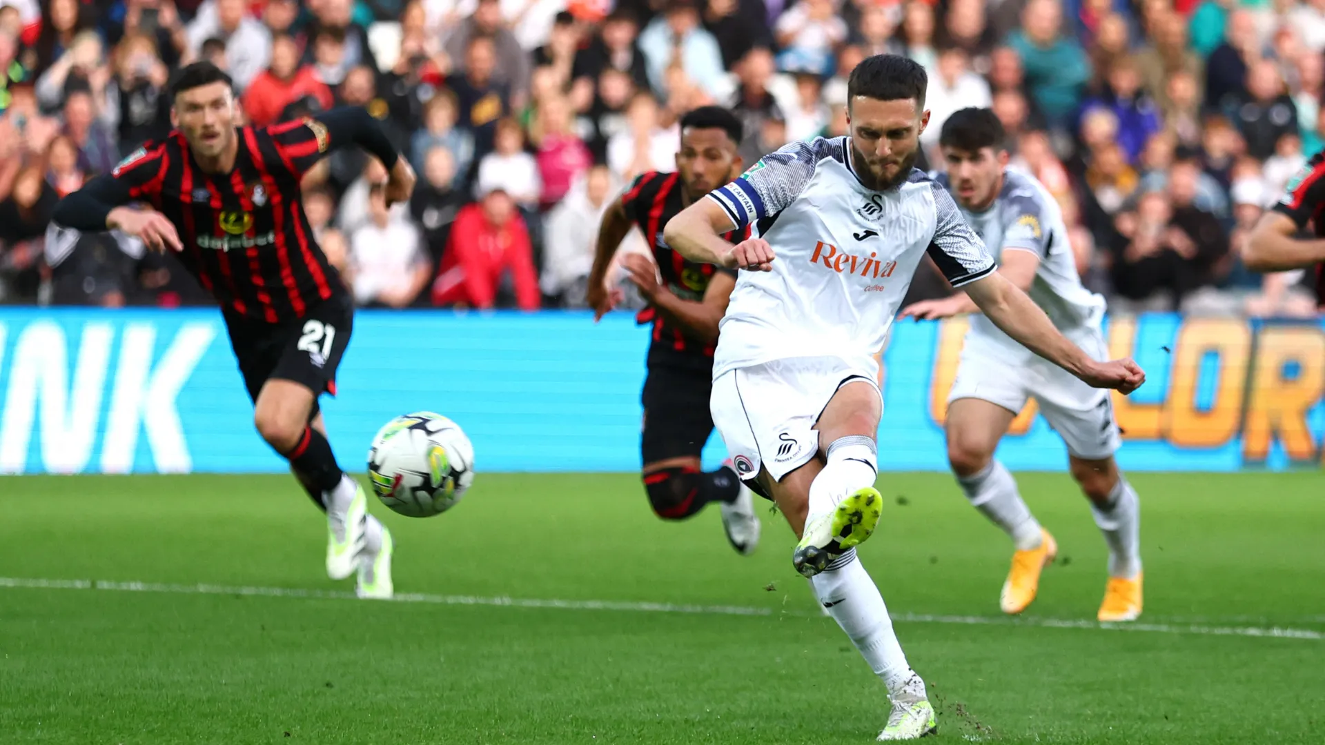 Đội trưởng Matt Grimes của Swansea City