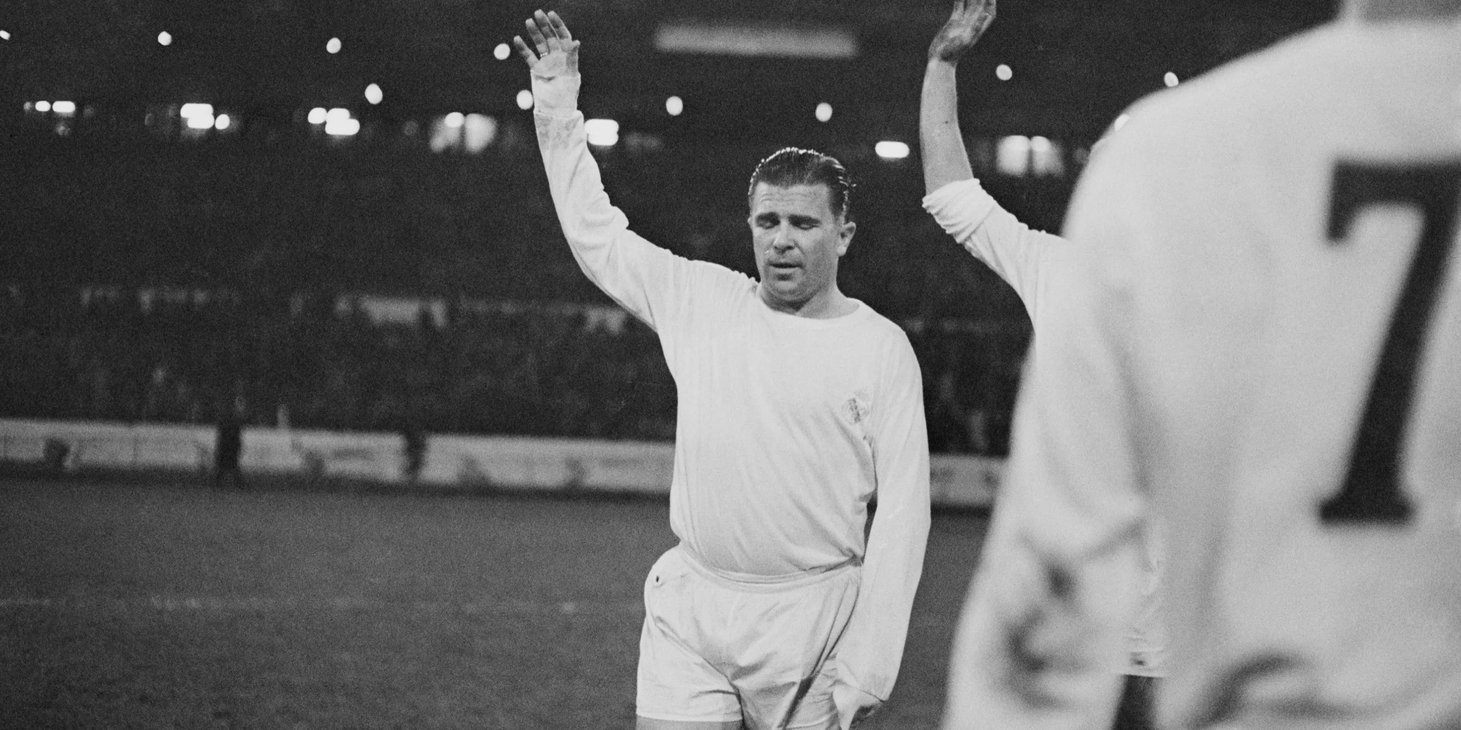 Ferenc Puskas vẫy tay trong màu áo Real Madrid