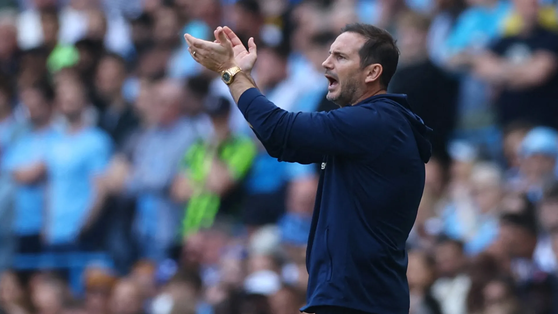 Frank Lampard nhìn về phía xa