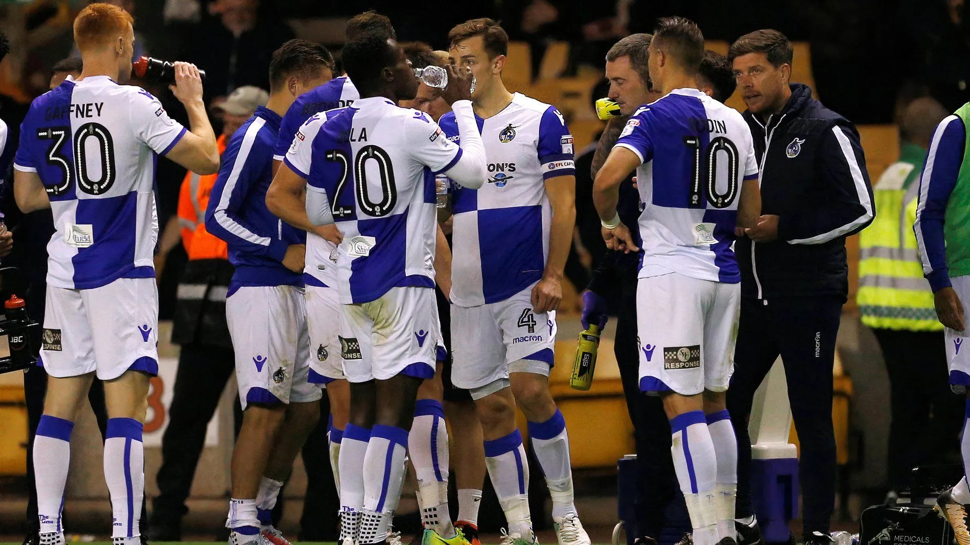 Hình ảnh HLV Darrell Clarke chỉ đạo đội bóng Bristol Rovers trên sân