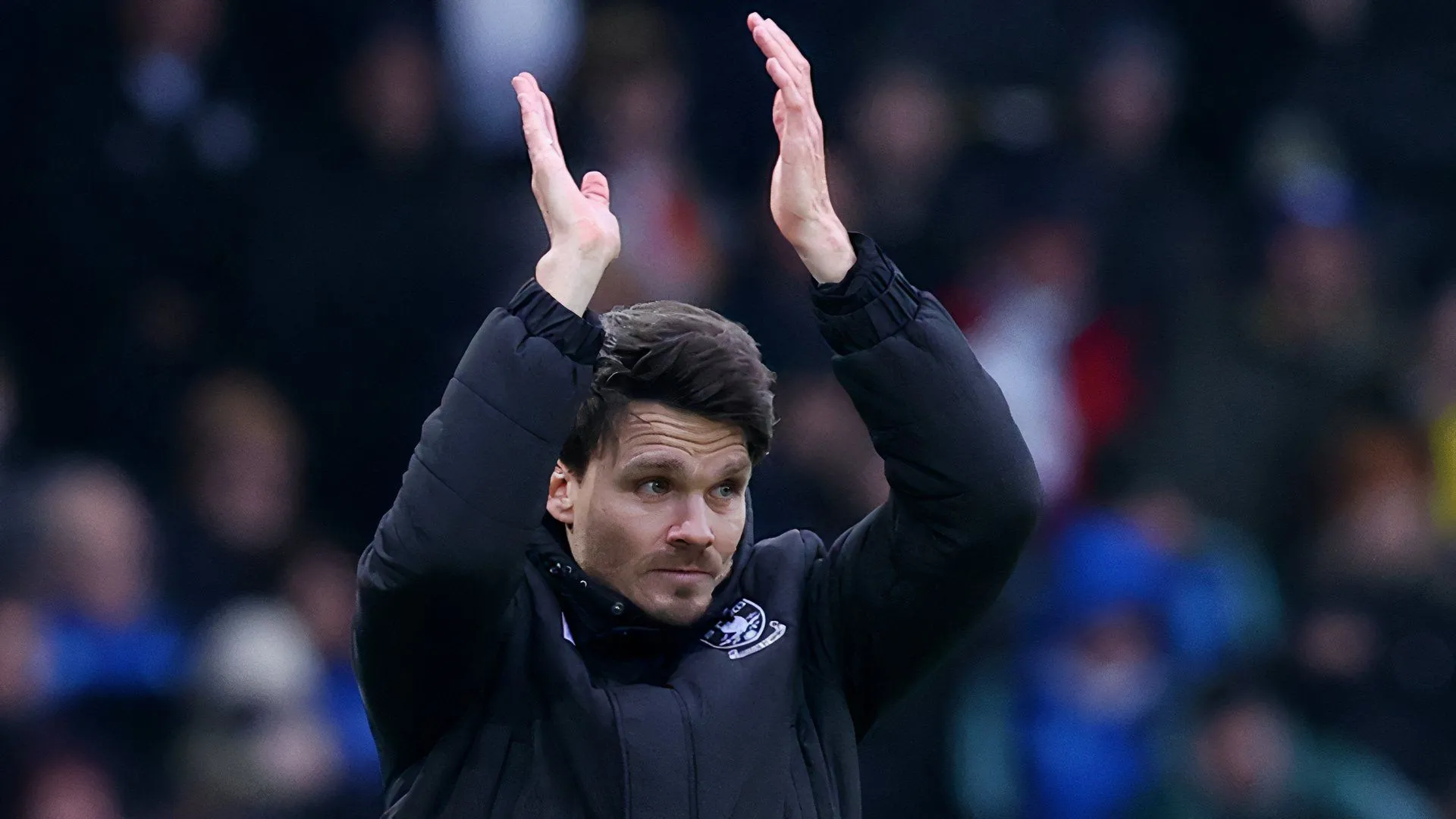 HLV Danny Rohl đang chỉ đạo các cầu thủ Sheffield Wednesday trong một trận đấu căng thẳng tại Championship