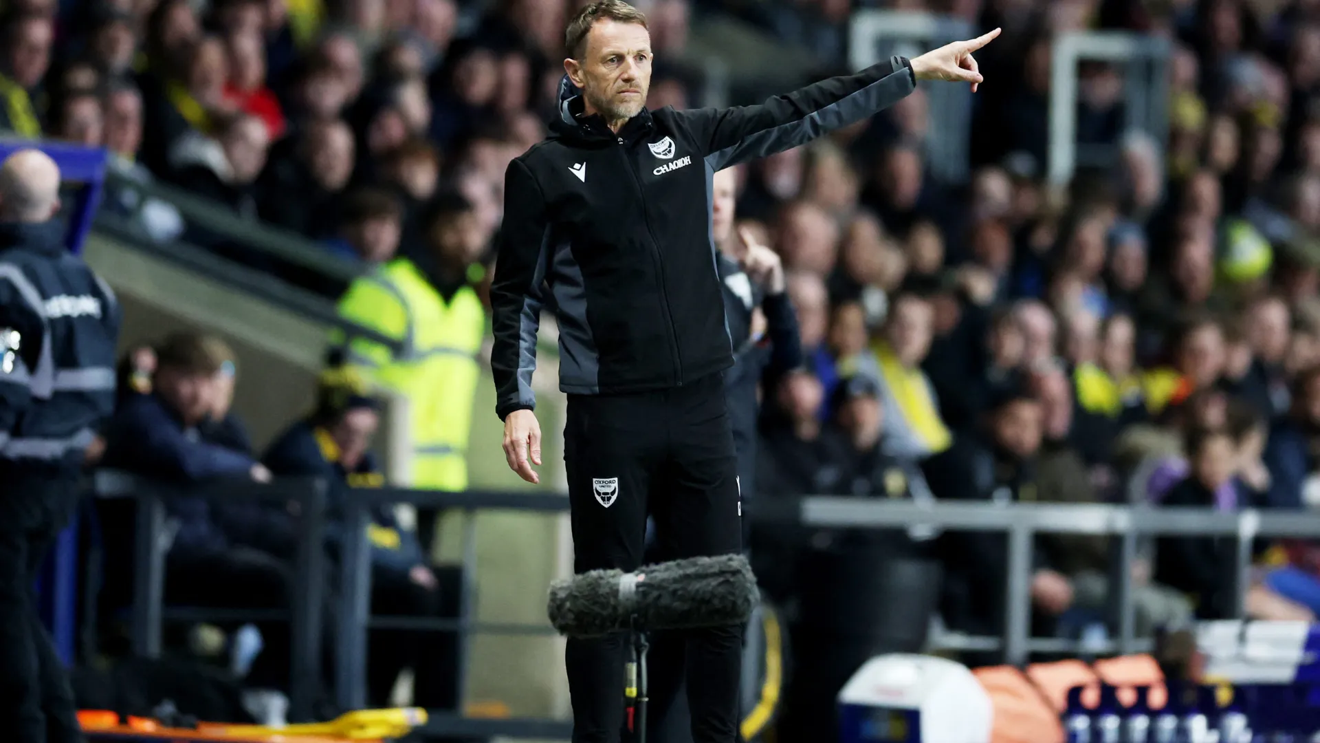 HLV Gary Rowett của Oxford United trên sân