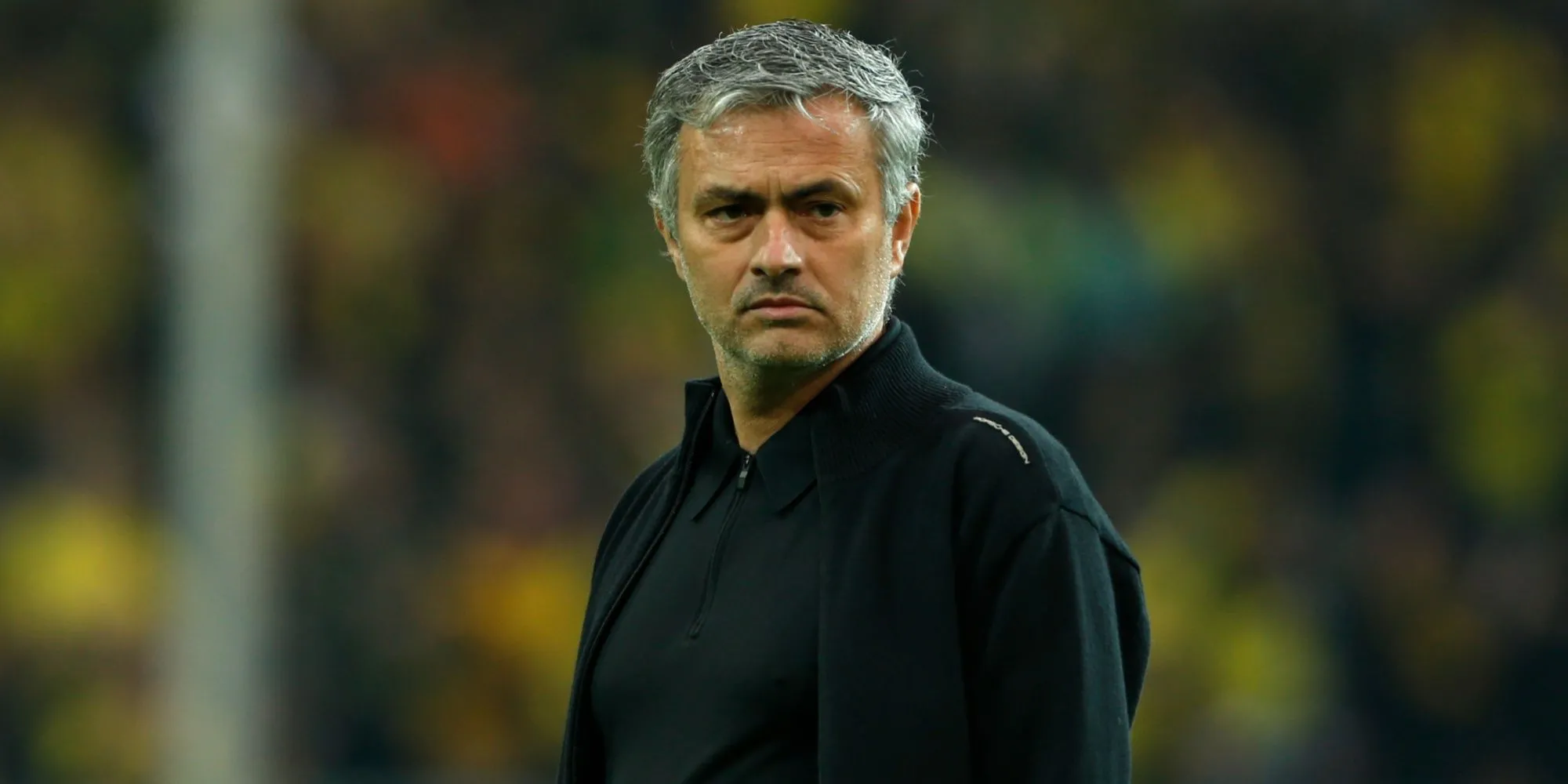 HLV Jose Mourinho trong trang phục Real Madrid chỉ đạo trên sân Santiago Bernabeu