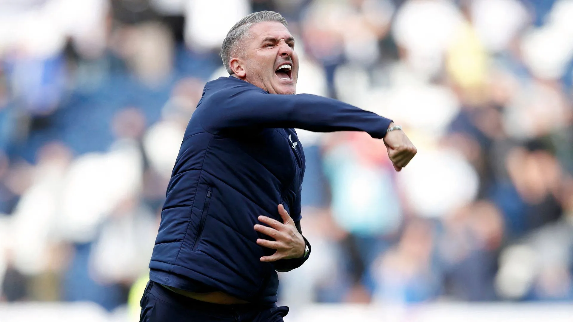 HLV Ryan Lowe của Wigan Athletic - người muốn chiêu mộ Paul Mullin