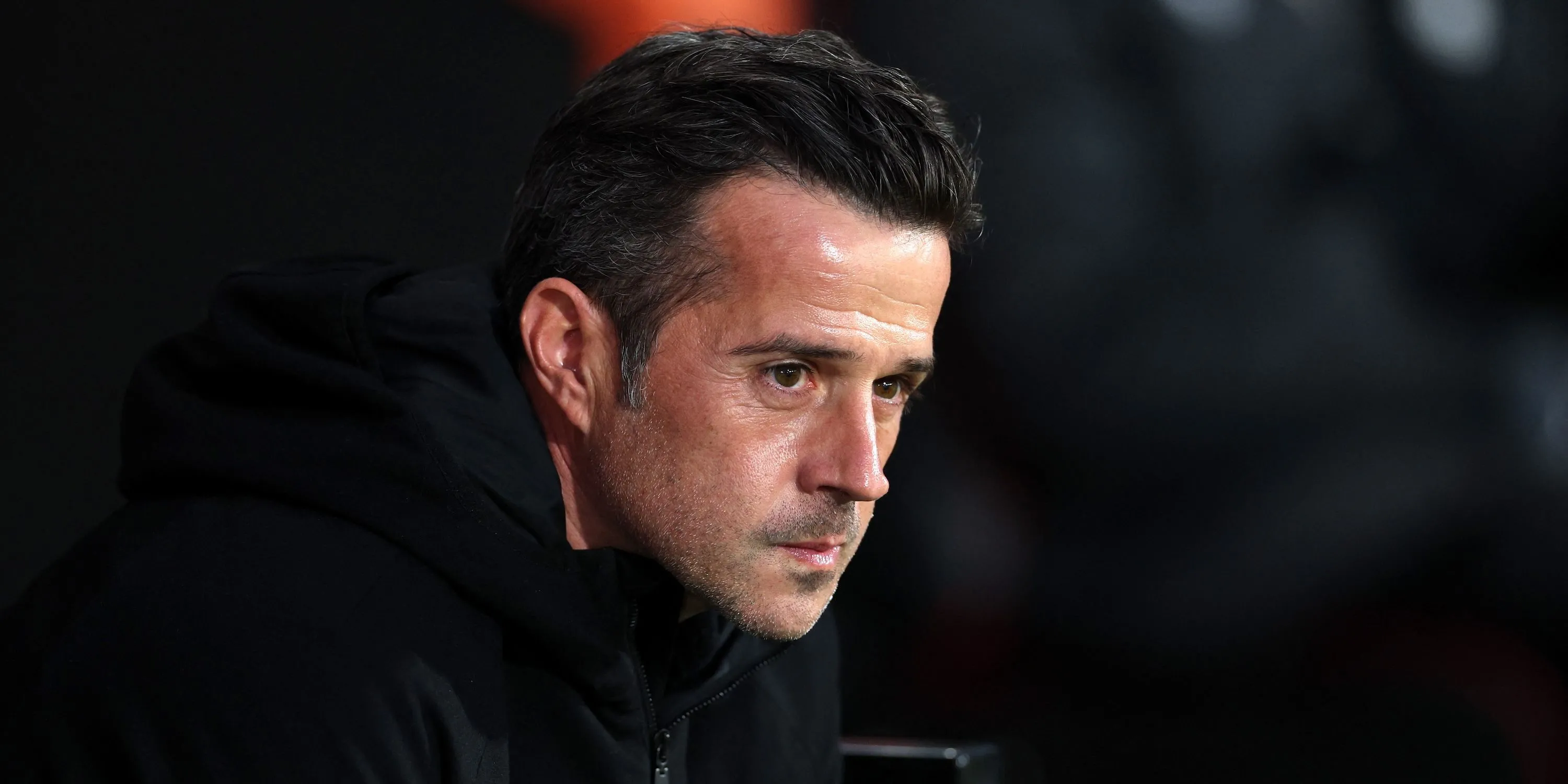 Huấn luyện viên Fulham Marco Silva trước một trận đấu, thể hiện sự tập trung.