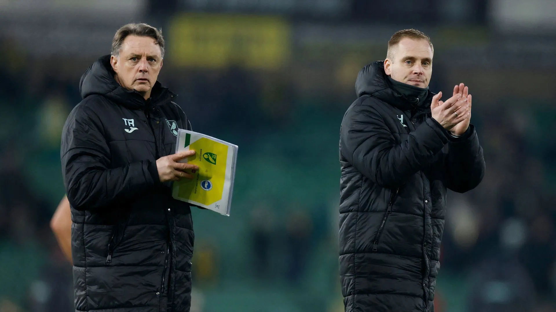 Huấn luyện viên Johannes Hoff Thorup trên băng ghế chỉ đạo của Norwich City