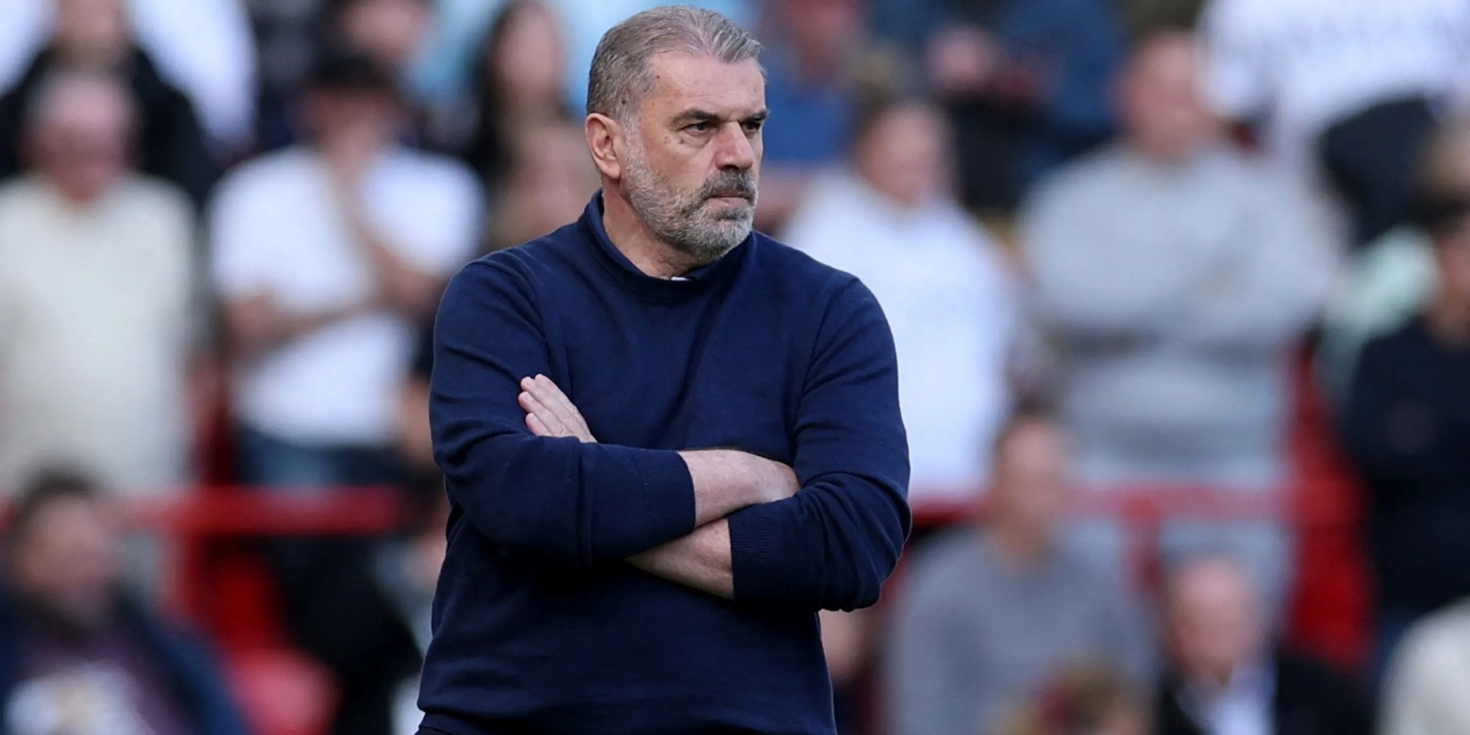 Huấn luyện viên Tottenham Hotspur Ange Postecoglou trầm ngâm theo dõi trận đấu.