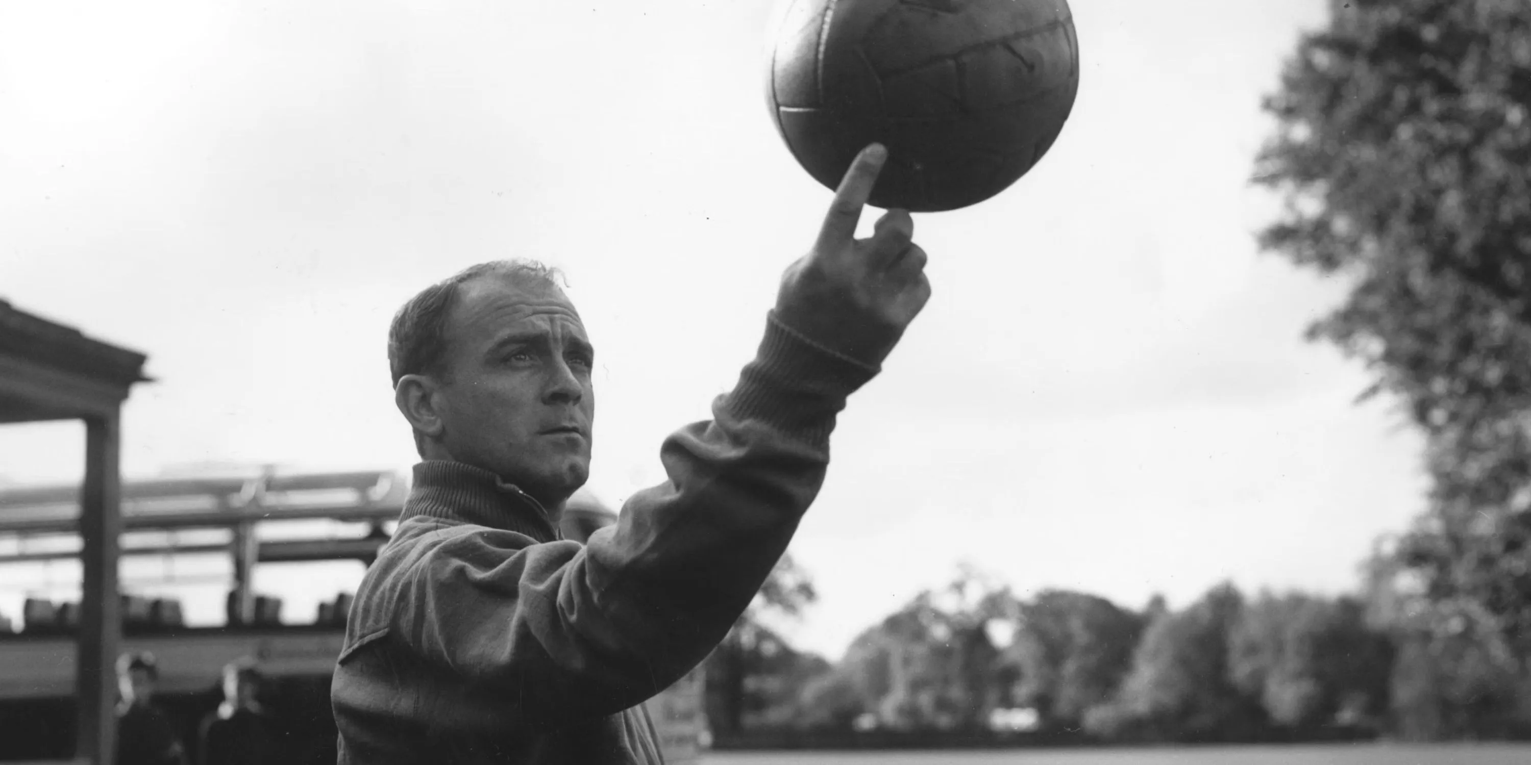 Huyền thoại Real Madrid Alfredo di Stefano nâng quả bóng lên trời