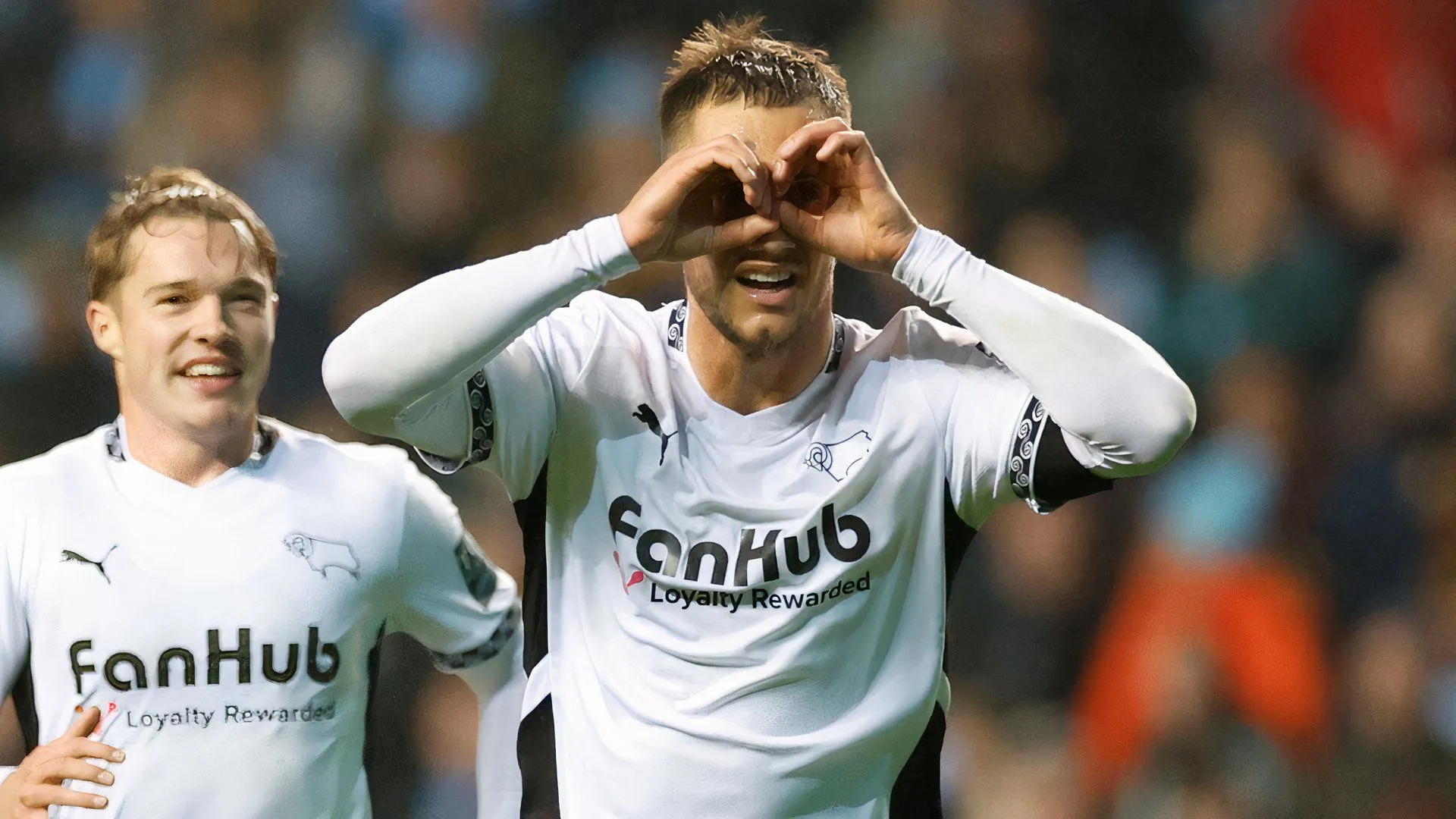 Jerry Yates ăn mừng bàn thắng trong thời gian cho mượn tại Derby County
