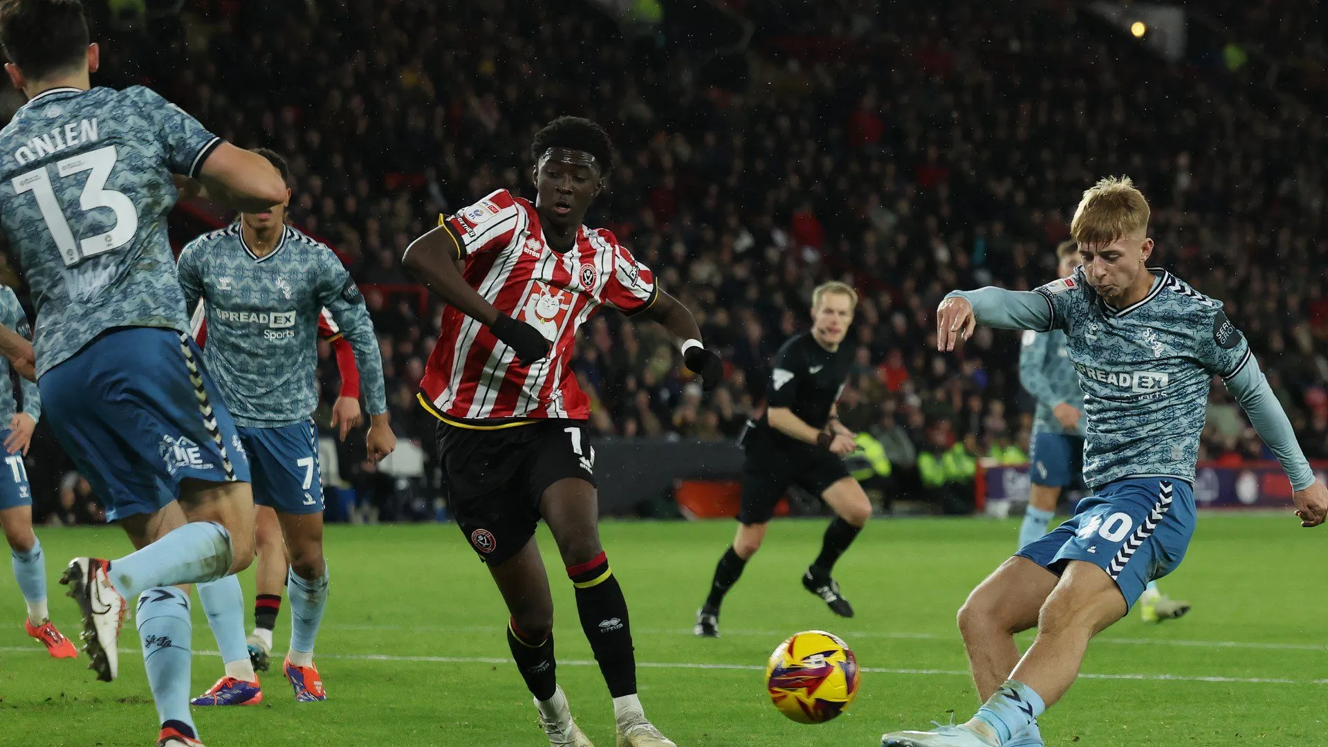 Jesurun Rak-Sakyi trong màu áo Sheffield United đối đầu Sunderland tại Championship